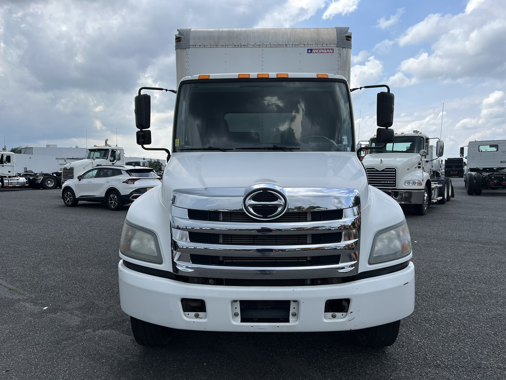 2017 HINO 268A - image 2 of 6