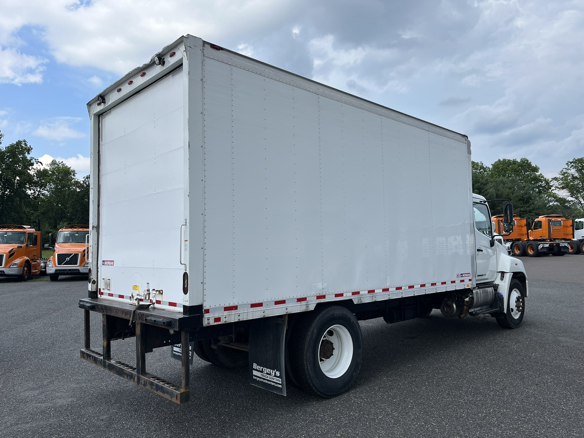 2017 HINO 268A - image 4 of 6