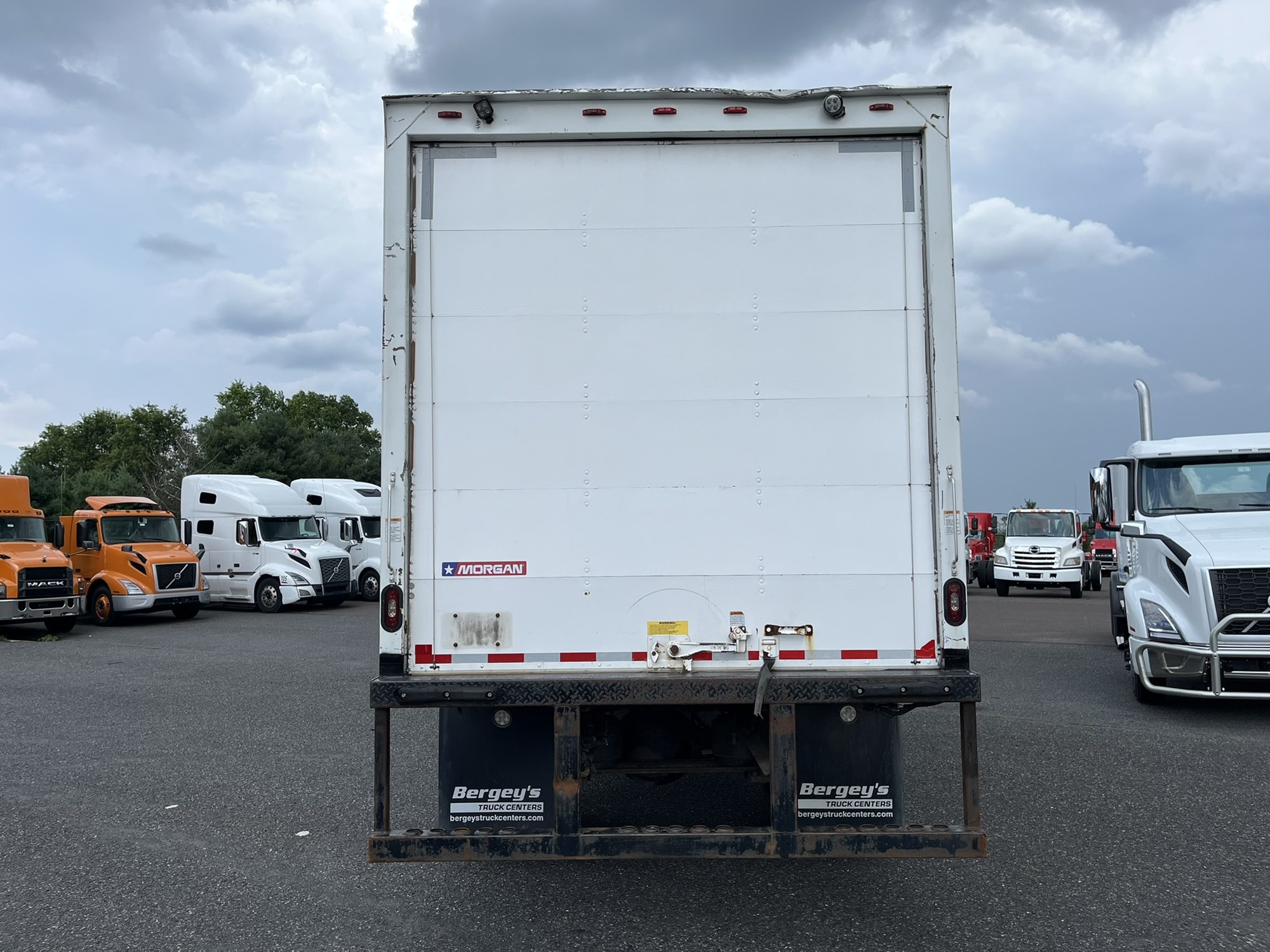2017 HINO 268A - image 5 of 6