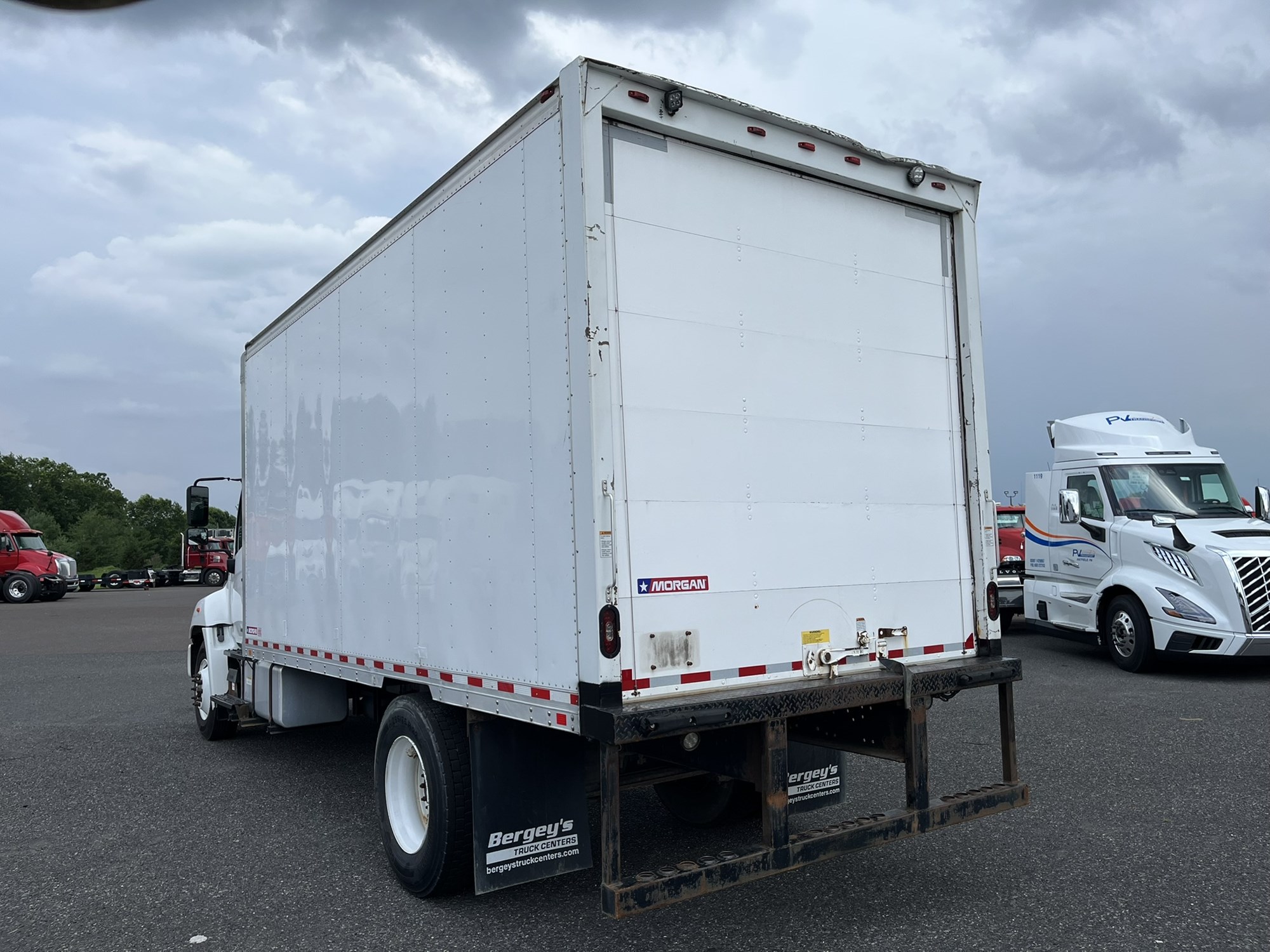 2017 HINO 268A - image 6 of 6