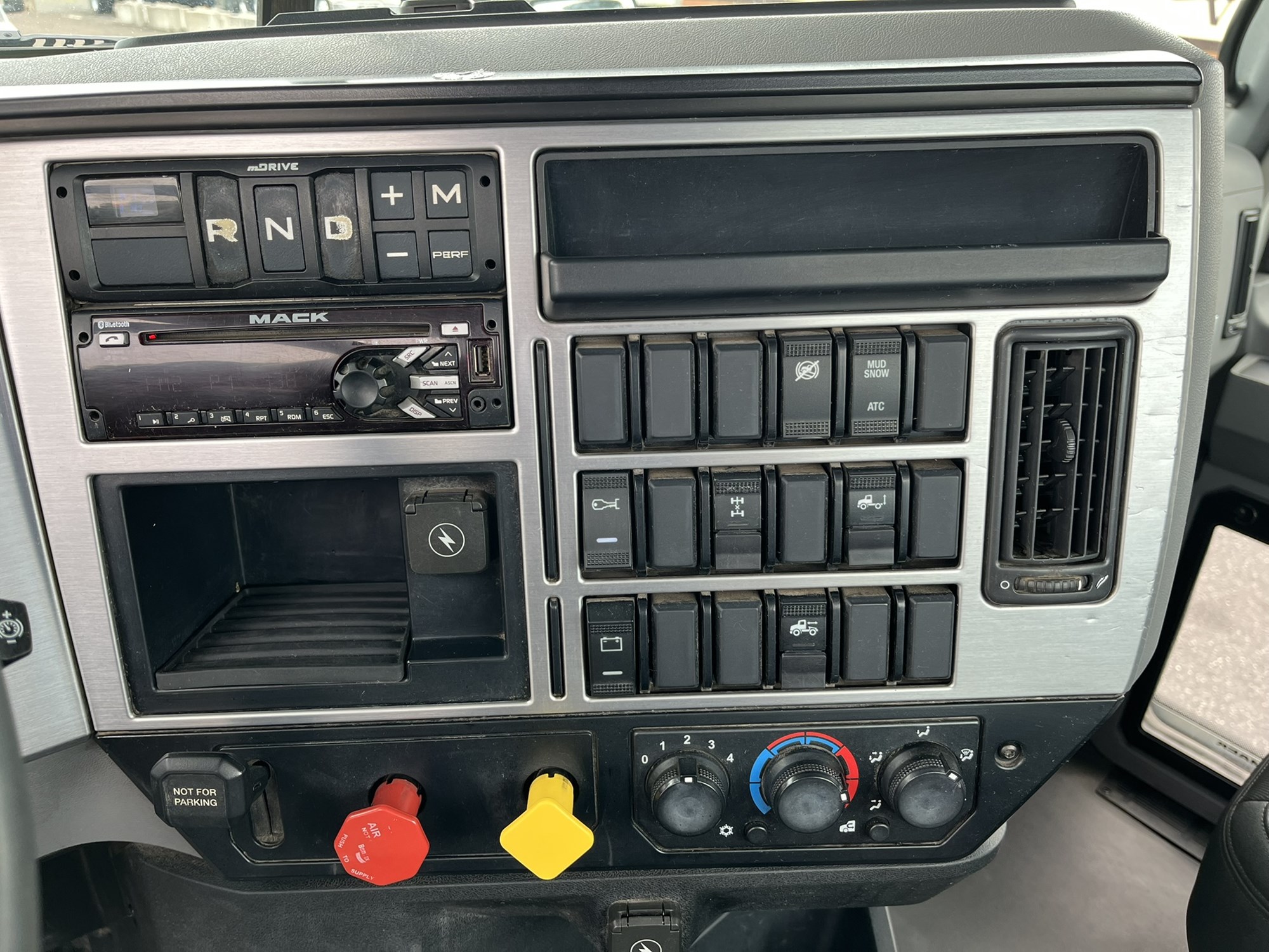 2020 MACK AN64T 1001038-04 2020 MACK AN64T 1001038-04