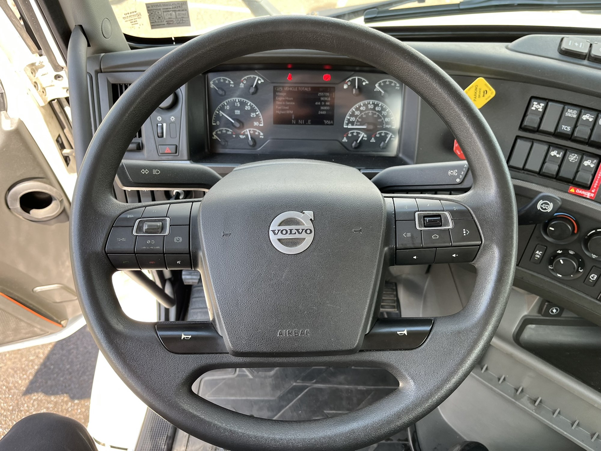 2020 VOLVO VNR 1059002-08 2020 VOLVO VNR 1059002-08