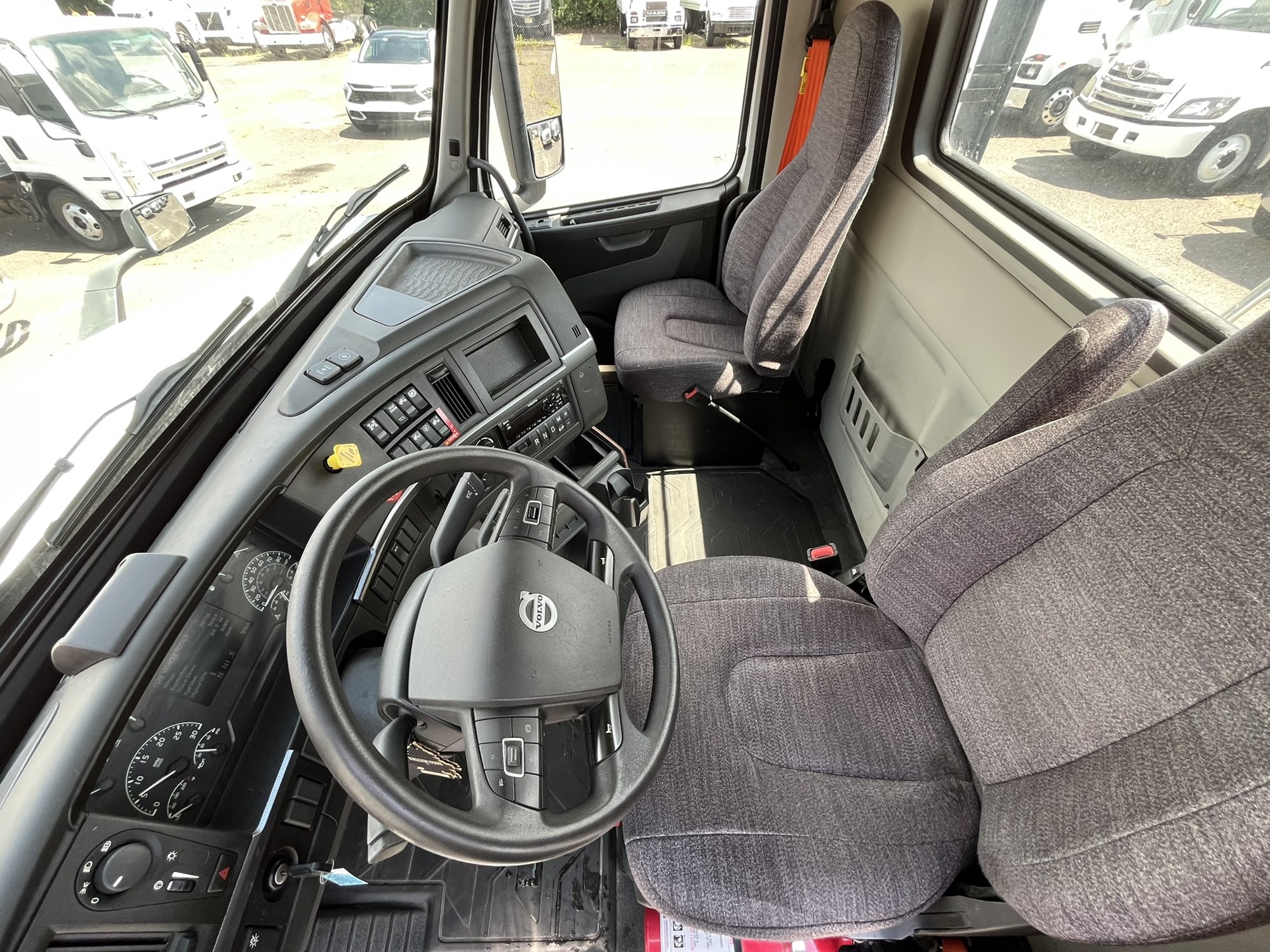 2020 VOLVO VNR 1059002-11 2020 VOLVO VNR 1059002-11