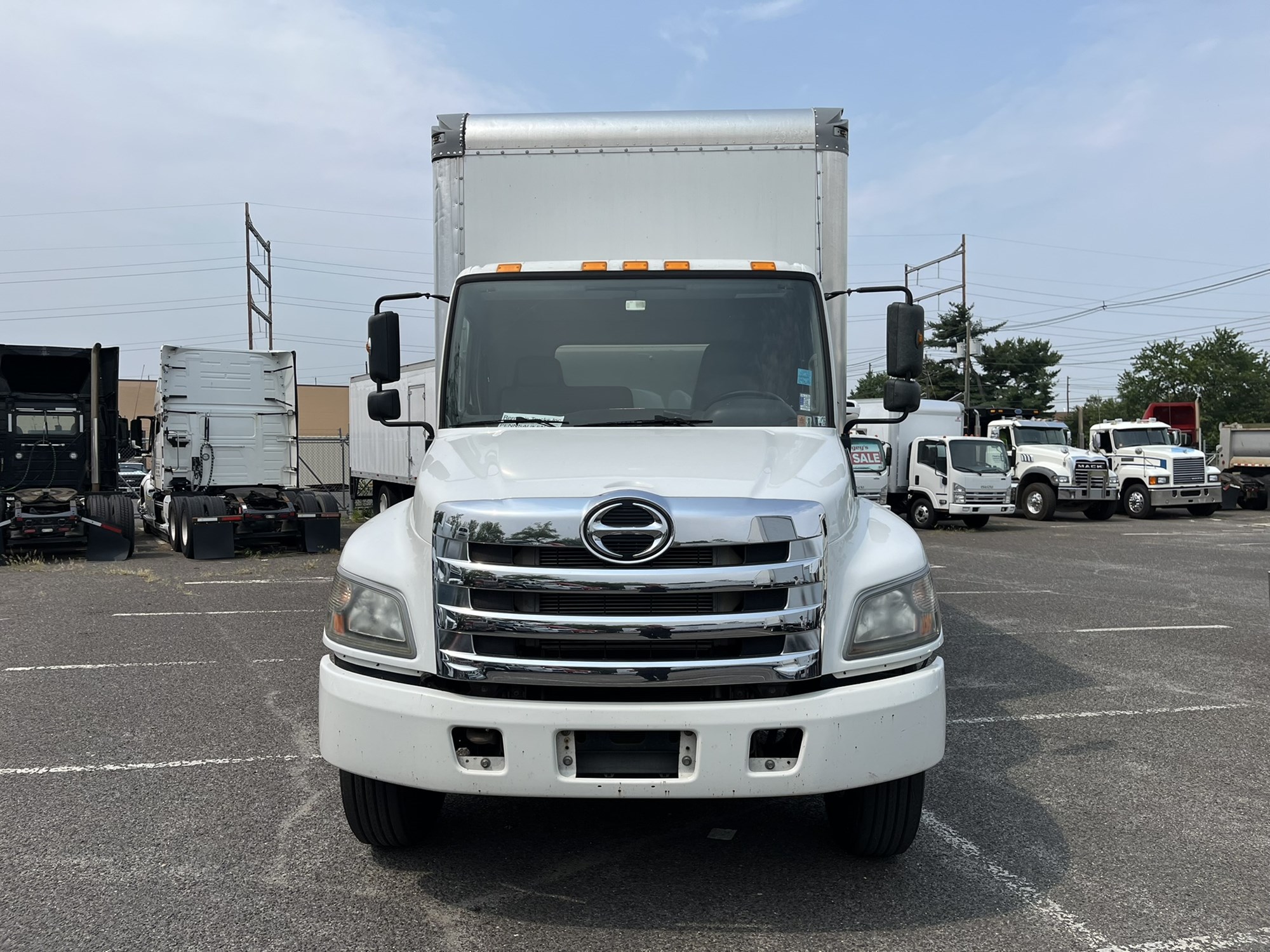 2017 HINO 268A - image 2 of 6