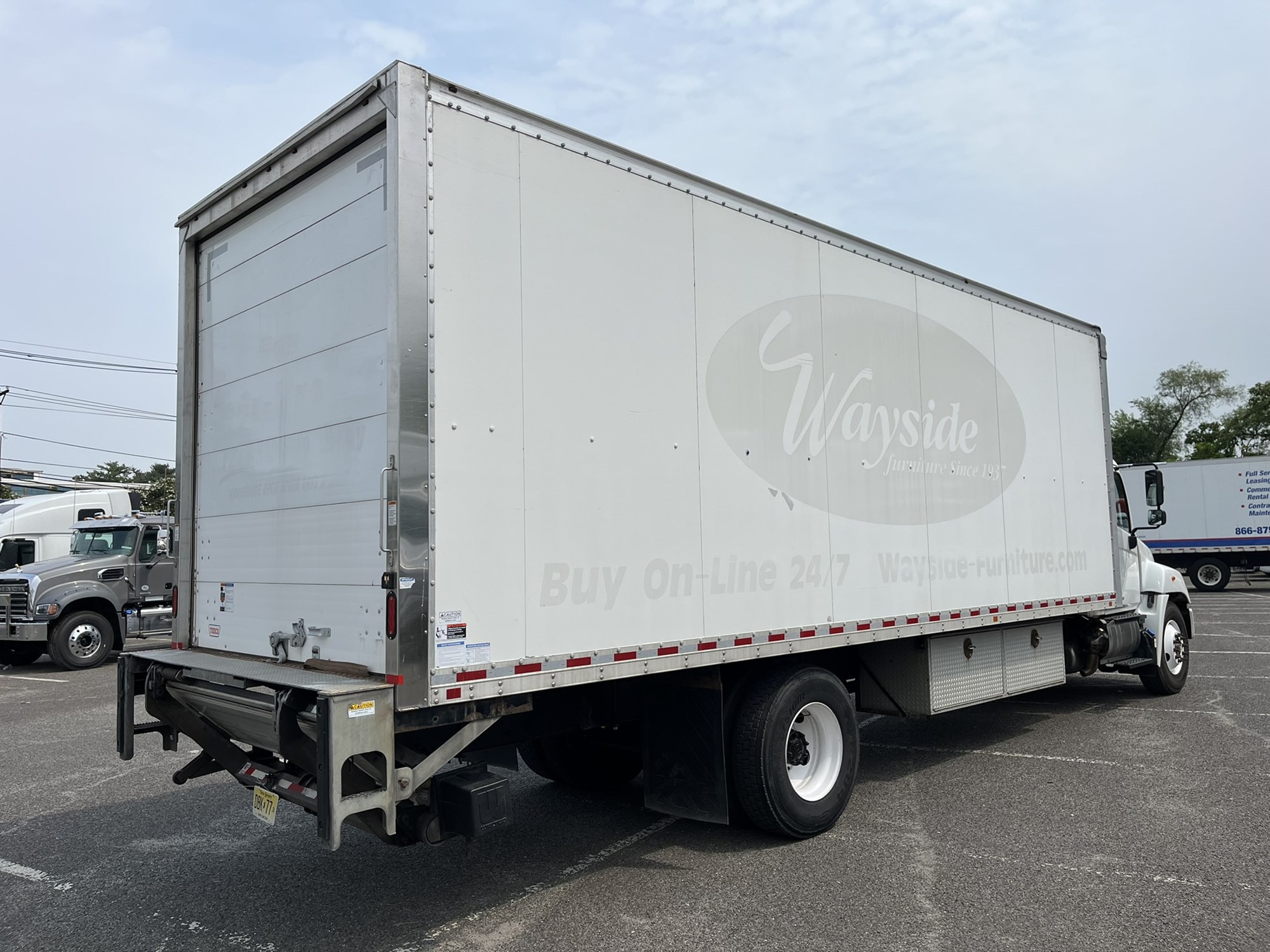 2017 HINO 268A - image 4 of 6