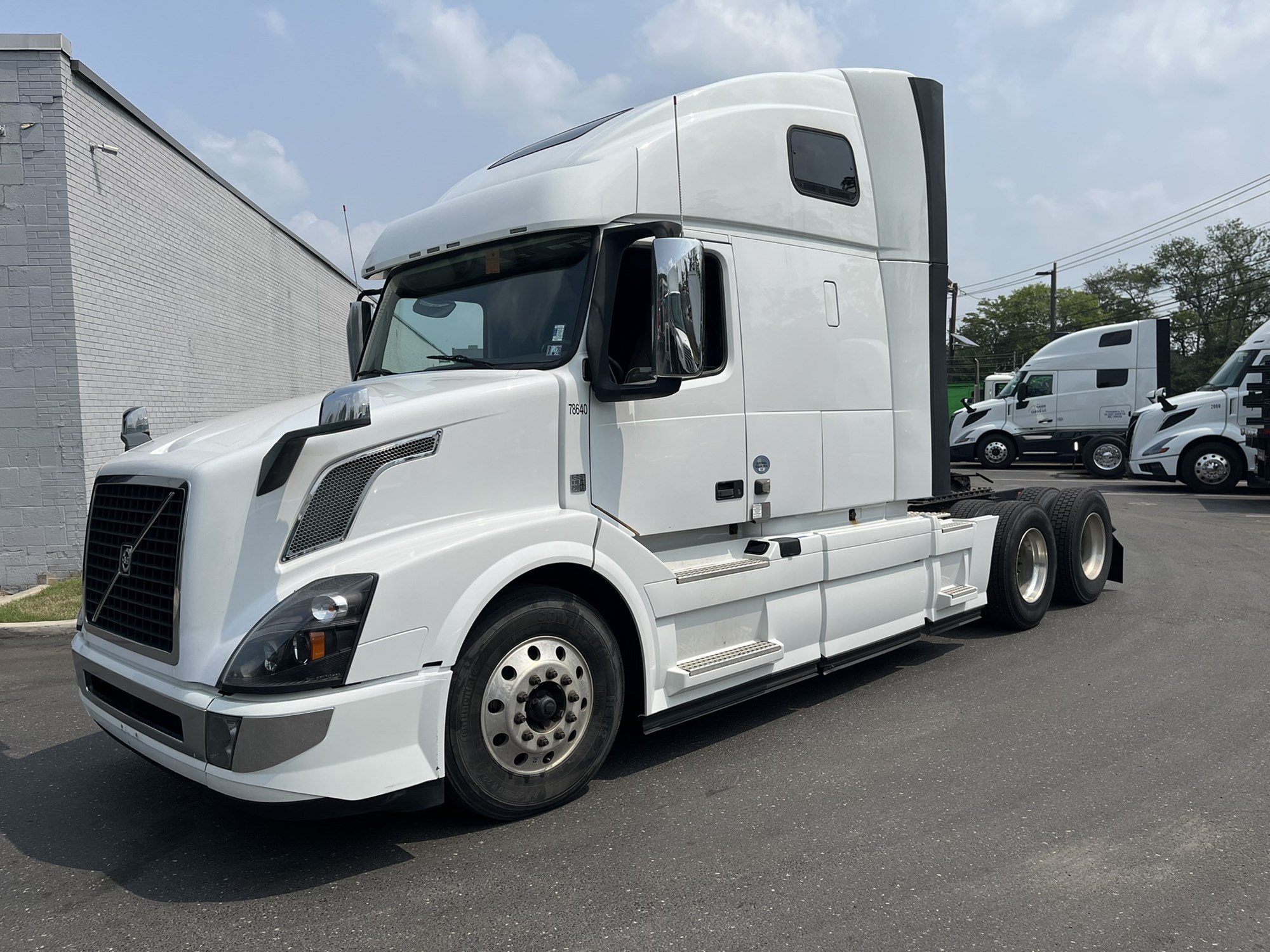 2018 VOLVO VNL670 - image 1 of 6
