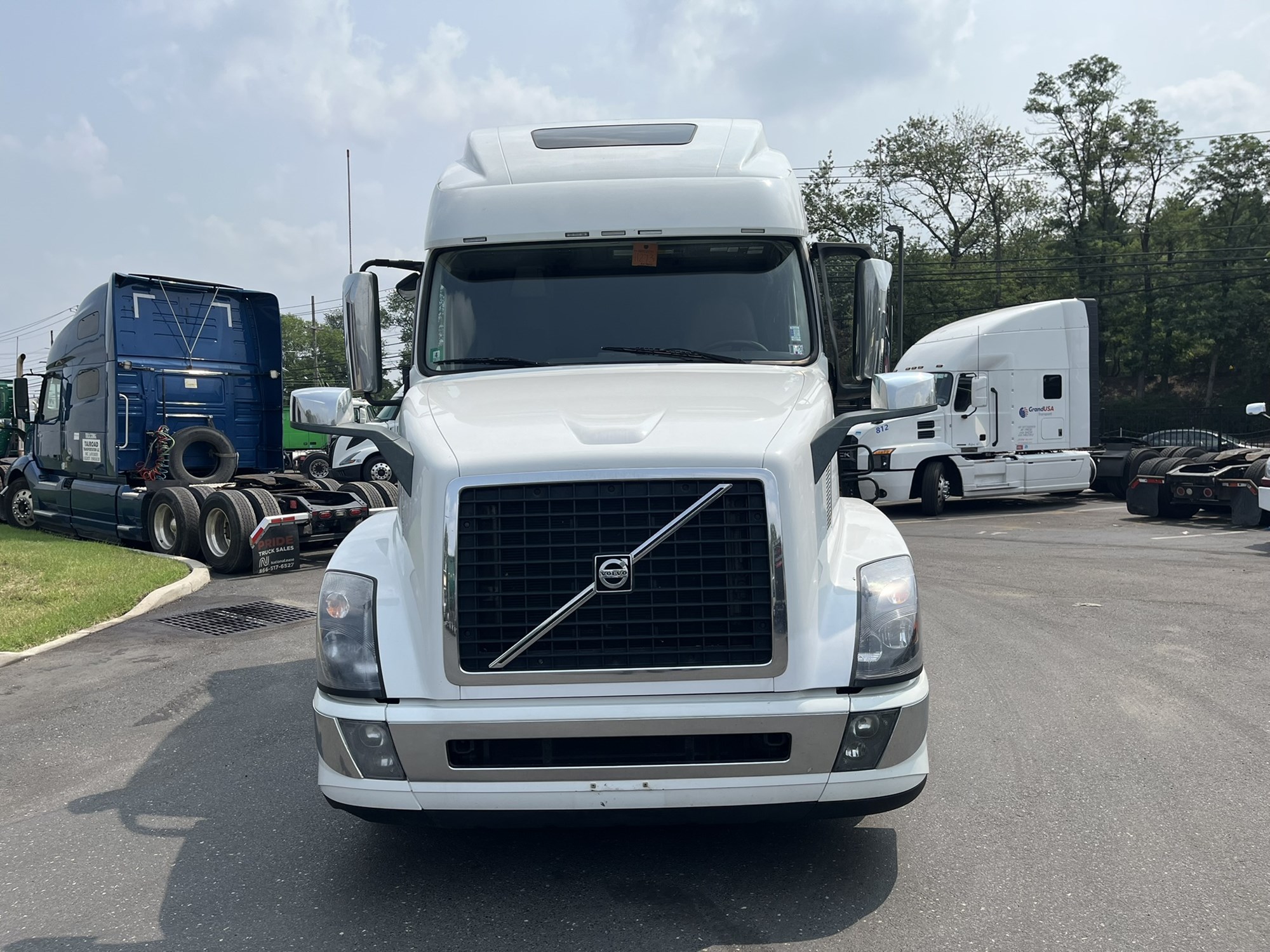 2018 VOLVO VNL670 - image 2 of 6