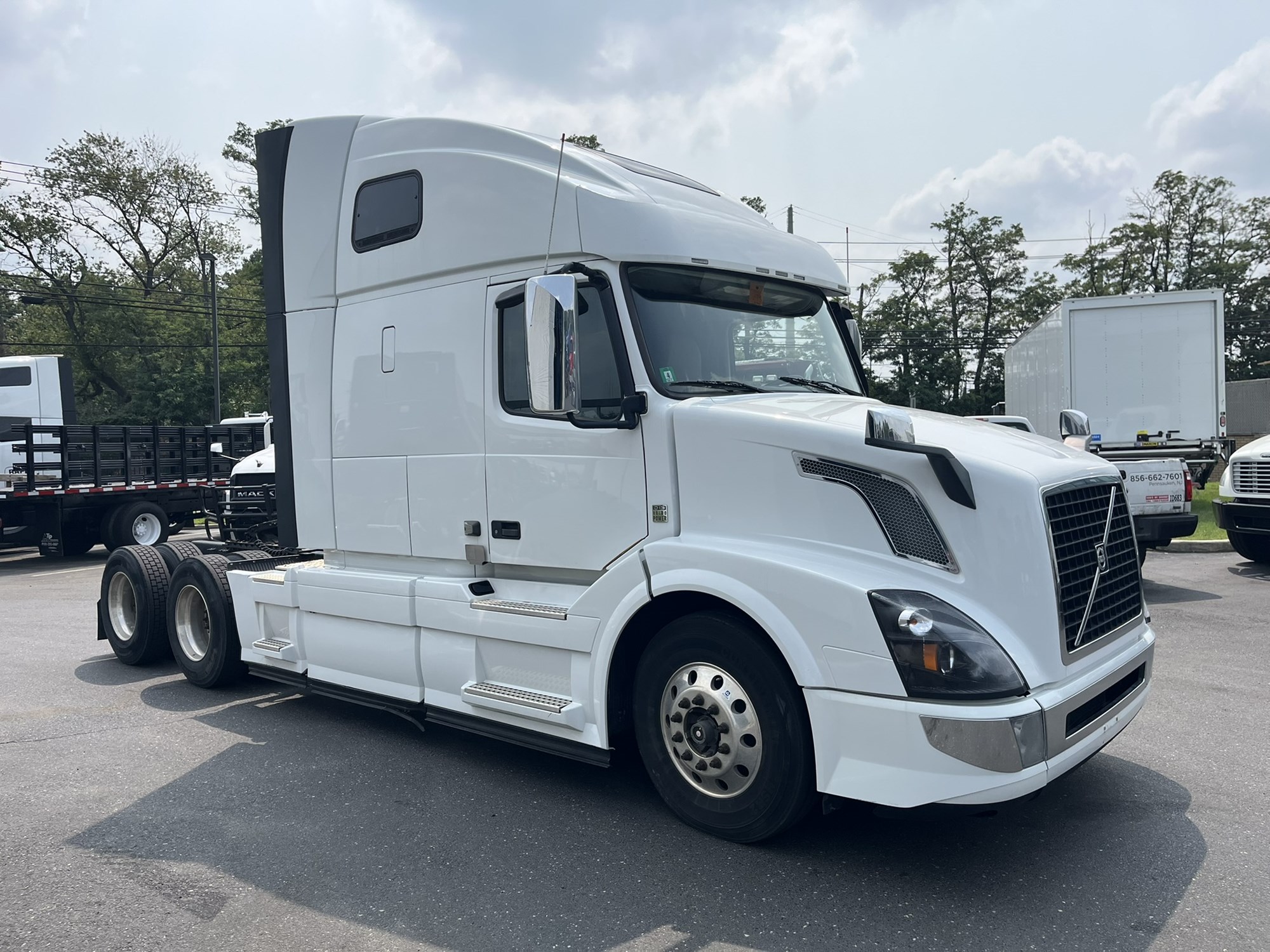 2018 VOLVO VNL670 - image 3 of 6