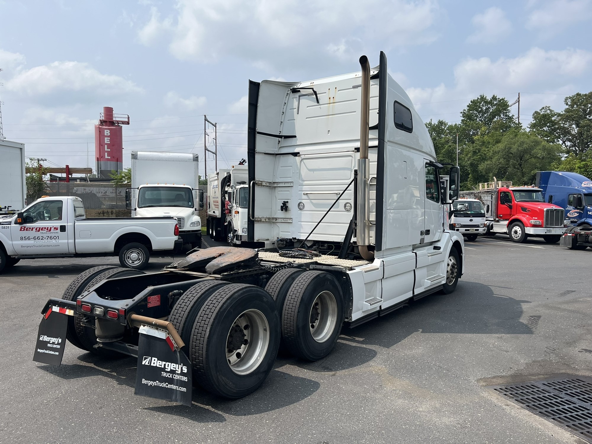 2018 VOLVO VNL670 - image 4 of 6