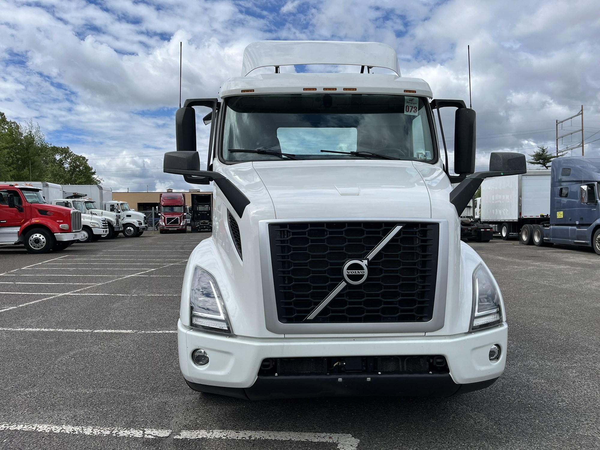 2020 VOLVO VNR - image 2 of 6