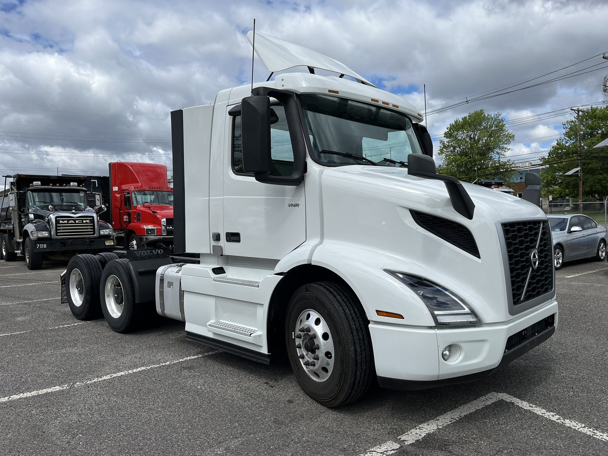 2020 VOLVO VNR - image 3 of 6