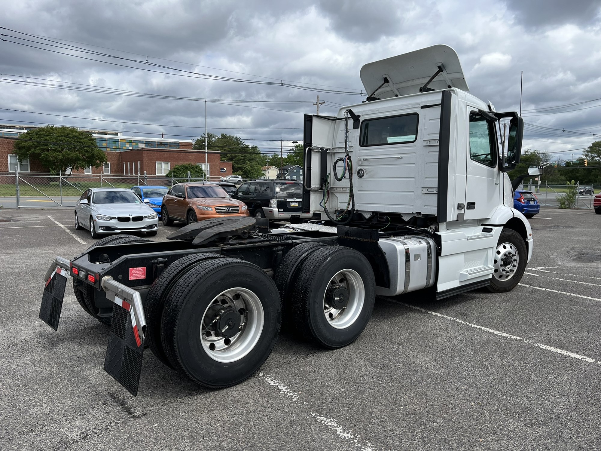 2020 VOLVO VNR - image 4 of 6