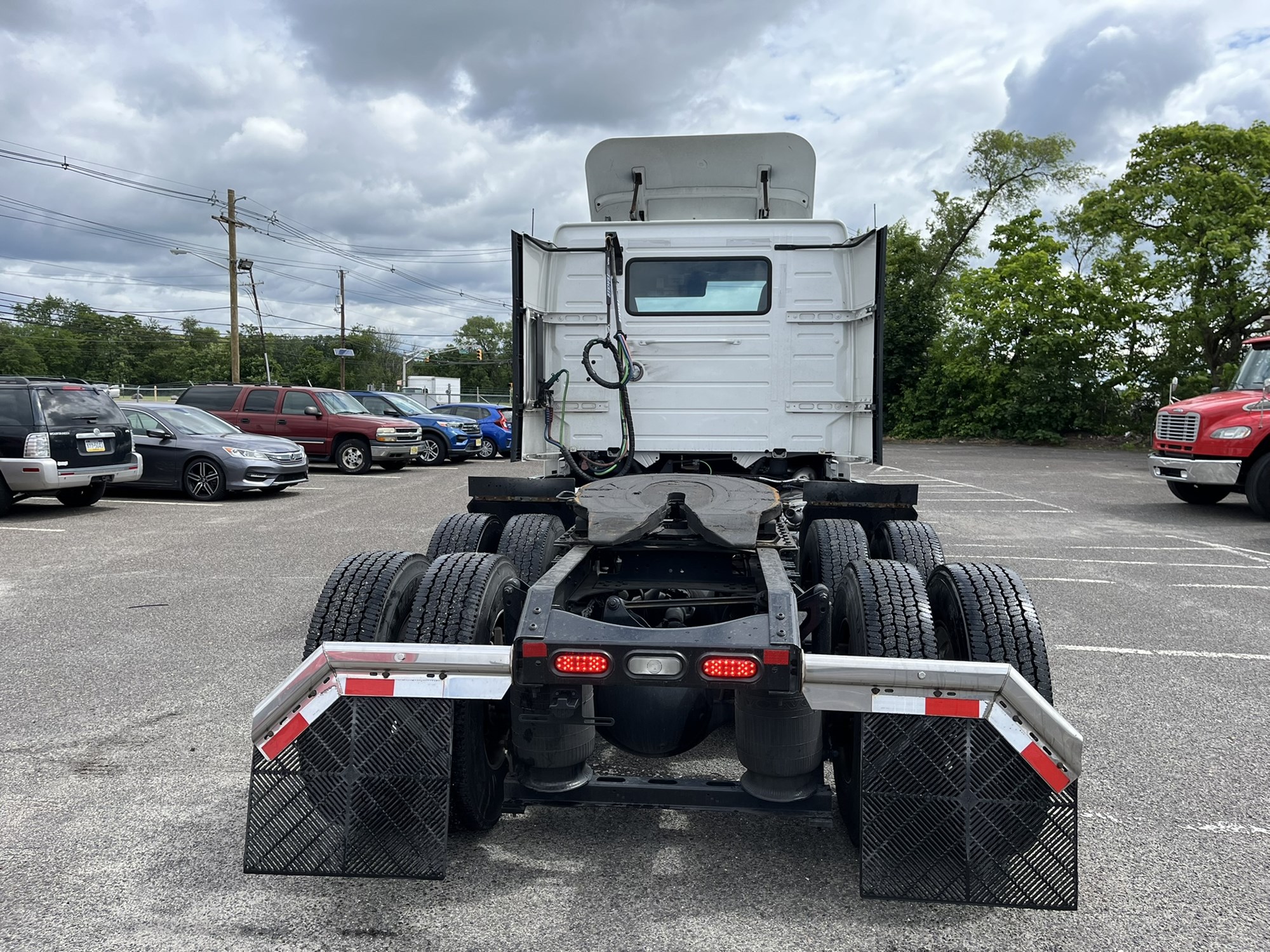 2020 VOLVO VNR - image 5 of 6