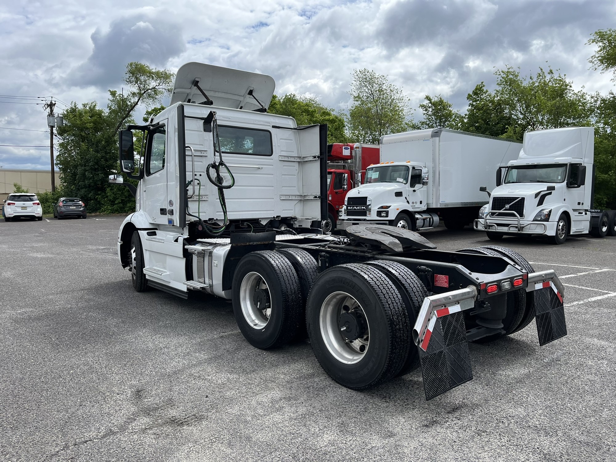 2020 VOLVO VNR - image 6 of 6