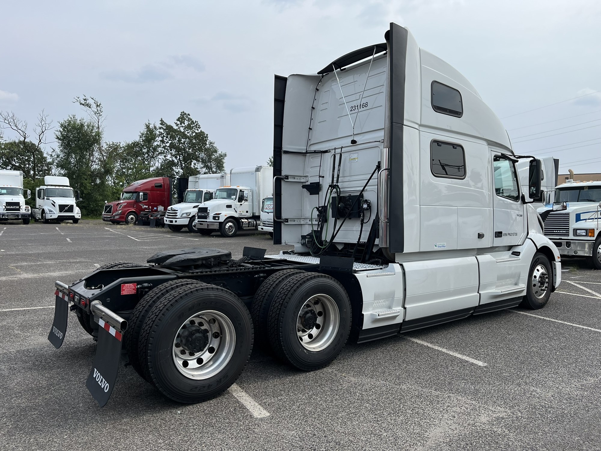 2023 VOLVO VNL860 - image 4 of 6