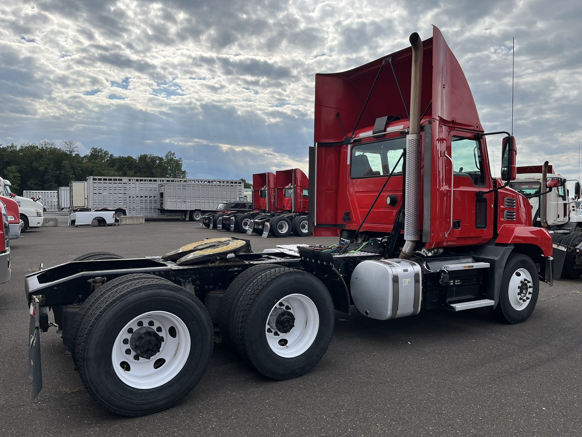 2020 MACK AN64T - image 4 of 6
