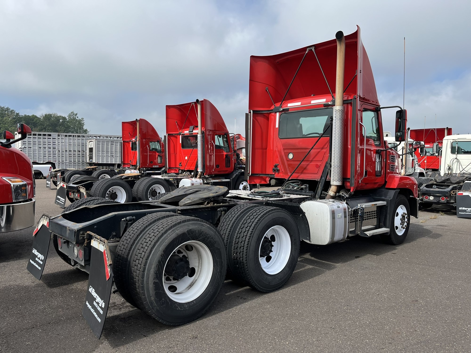 2020 MACK AN64T - image 4 of 6