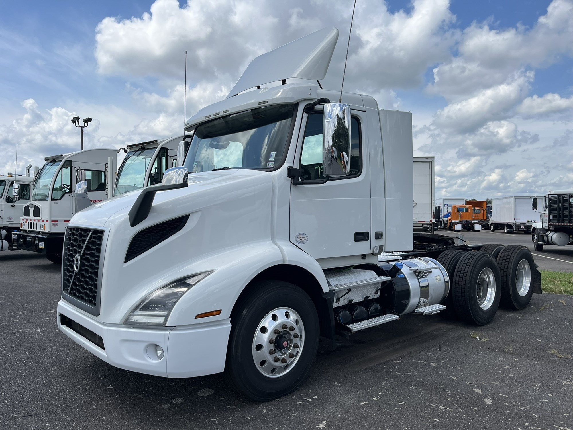 2019 VOLVO VNR64T300 - image 1 of 6