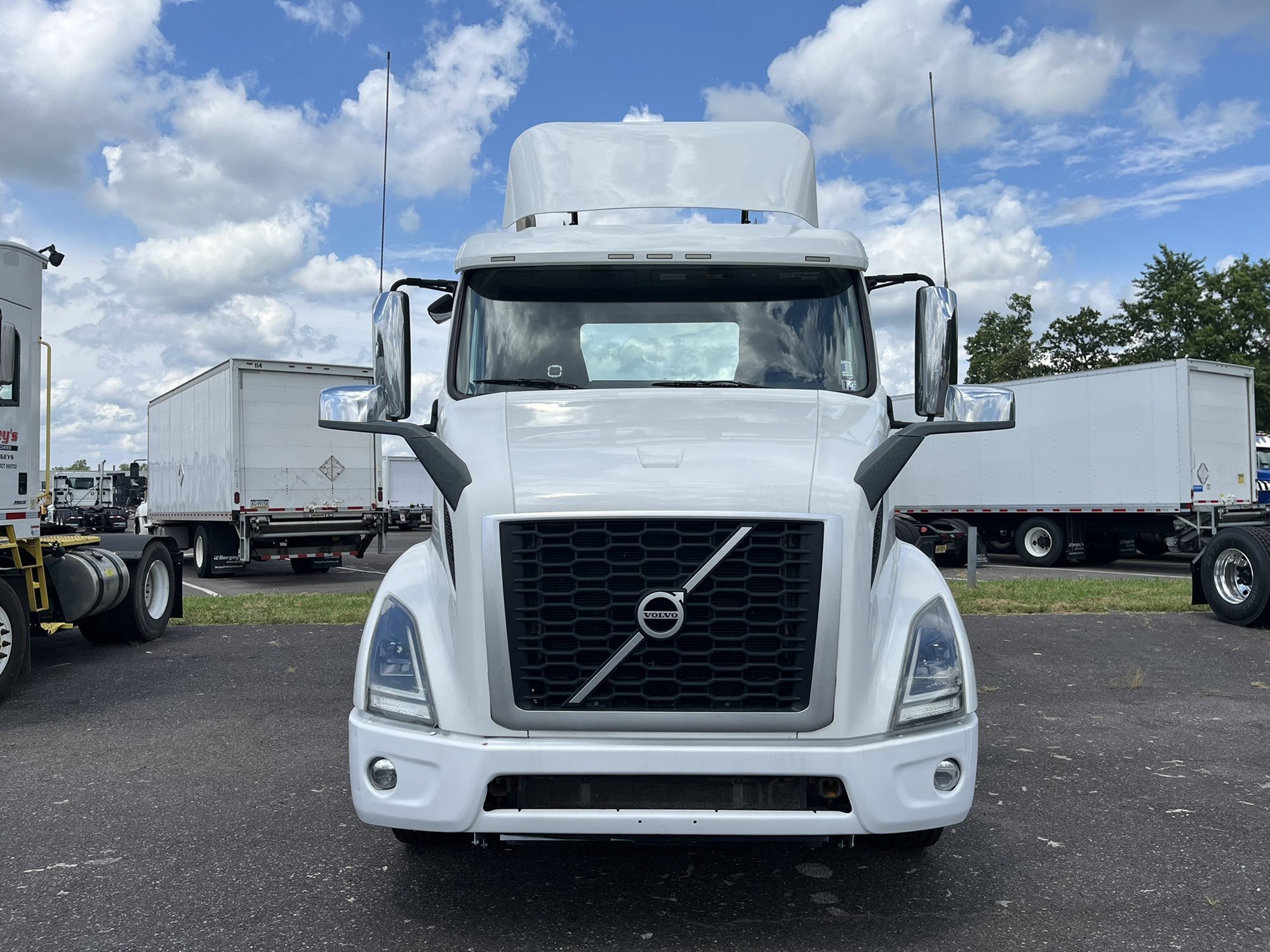 2019 VOLVO VNR64T300 - image 2 of 6