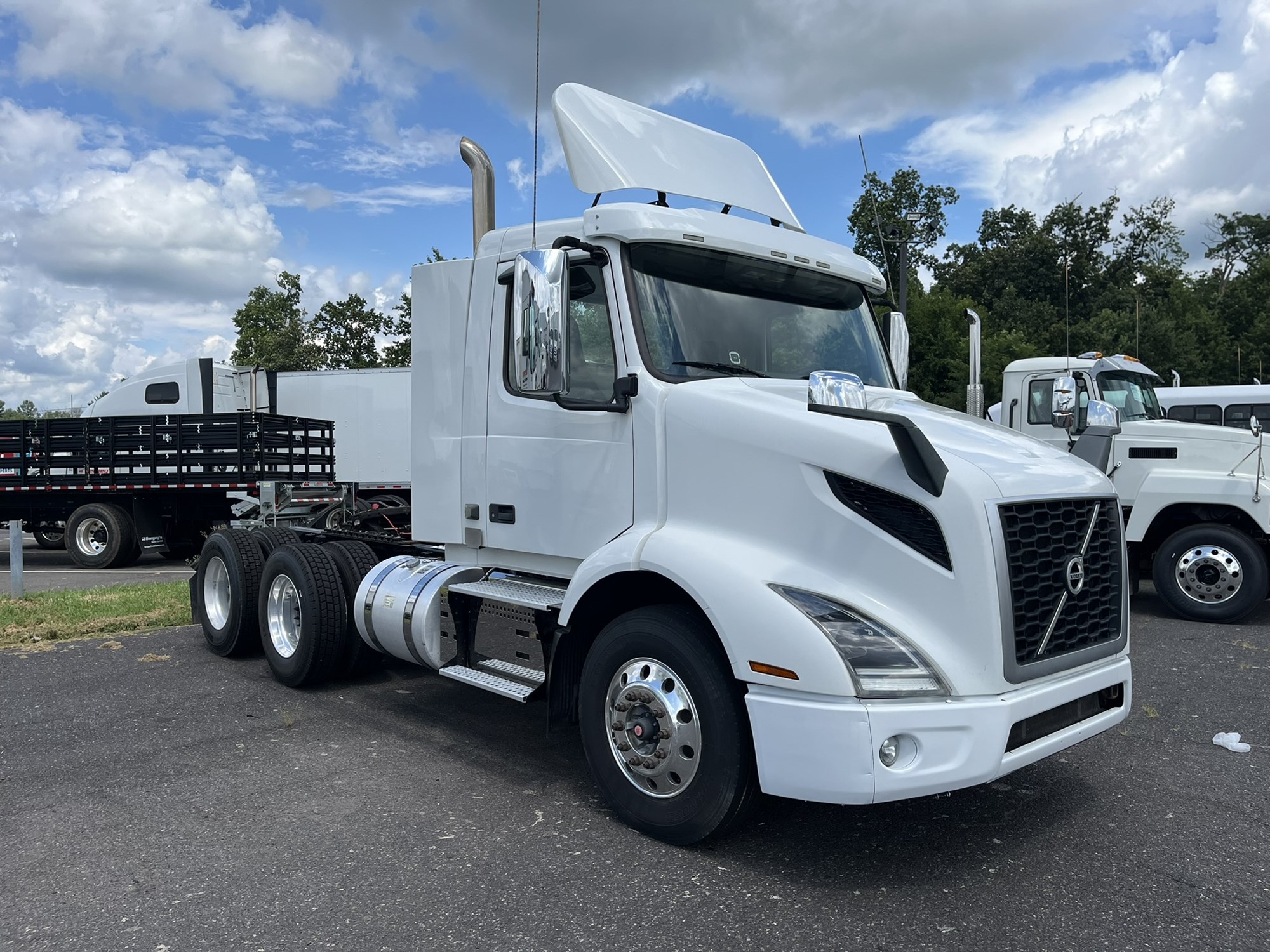 2019 VOLVO VNR64T300 - image 3 of 6