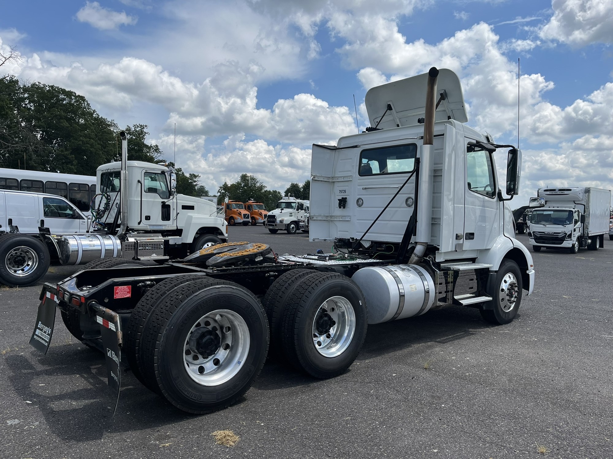 2019 VOLVO VNR64T300 - image 4 of 6