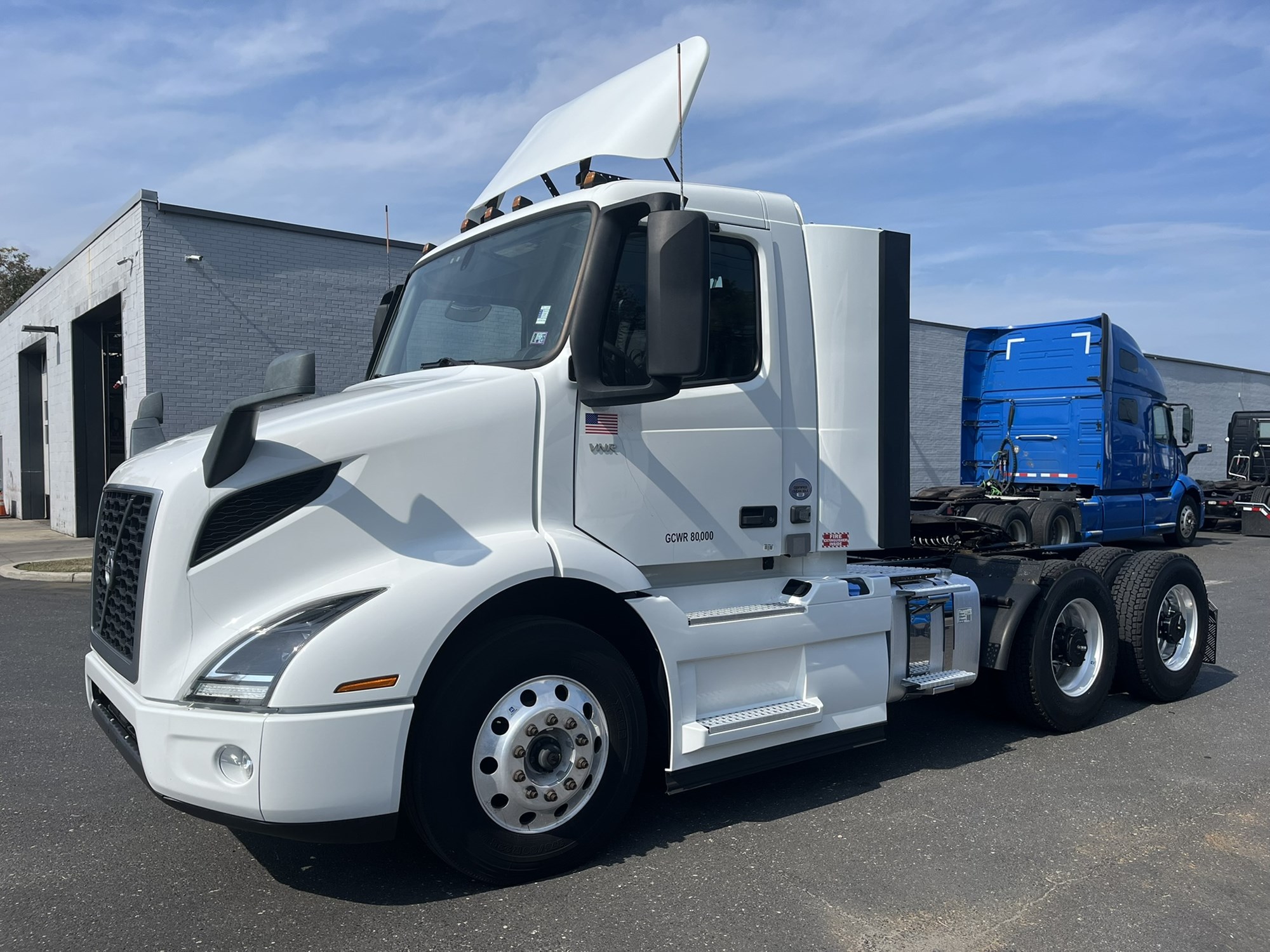 2020 VOLVO VNR - image 1 of 6