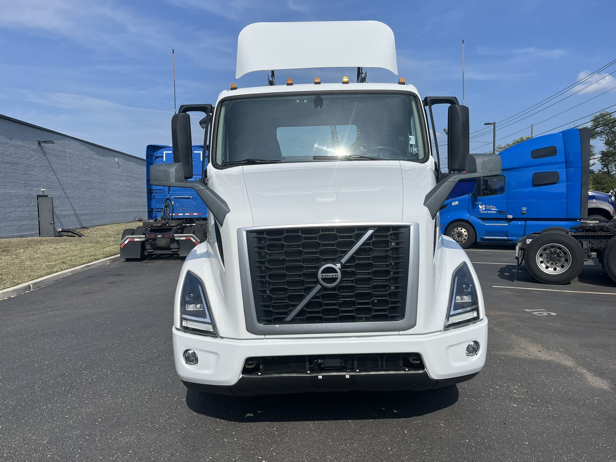 2020 VOLVO VNR - image 2 of 6