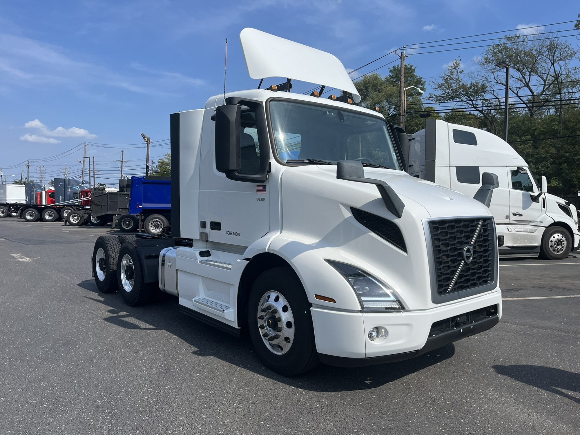 2020 VOLVO VNR - image 3 of 6