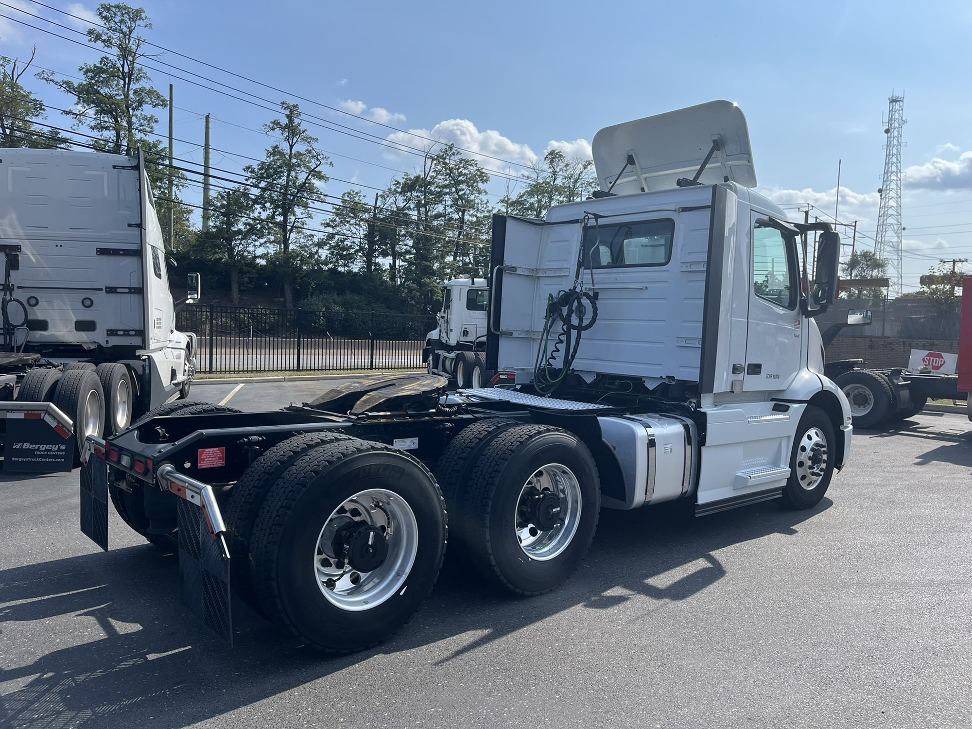 2020 VOLVO VNR - image 4 of 6