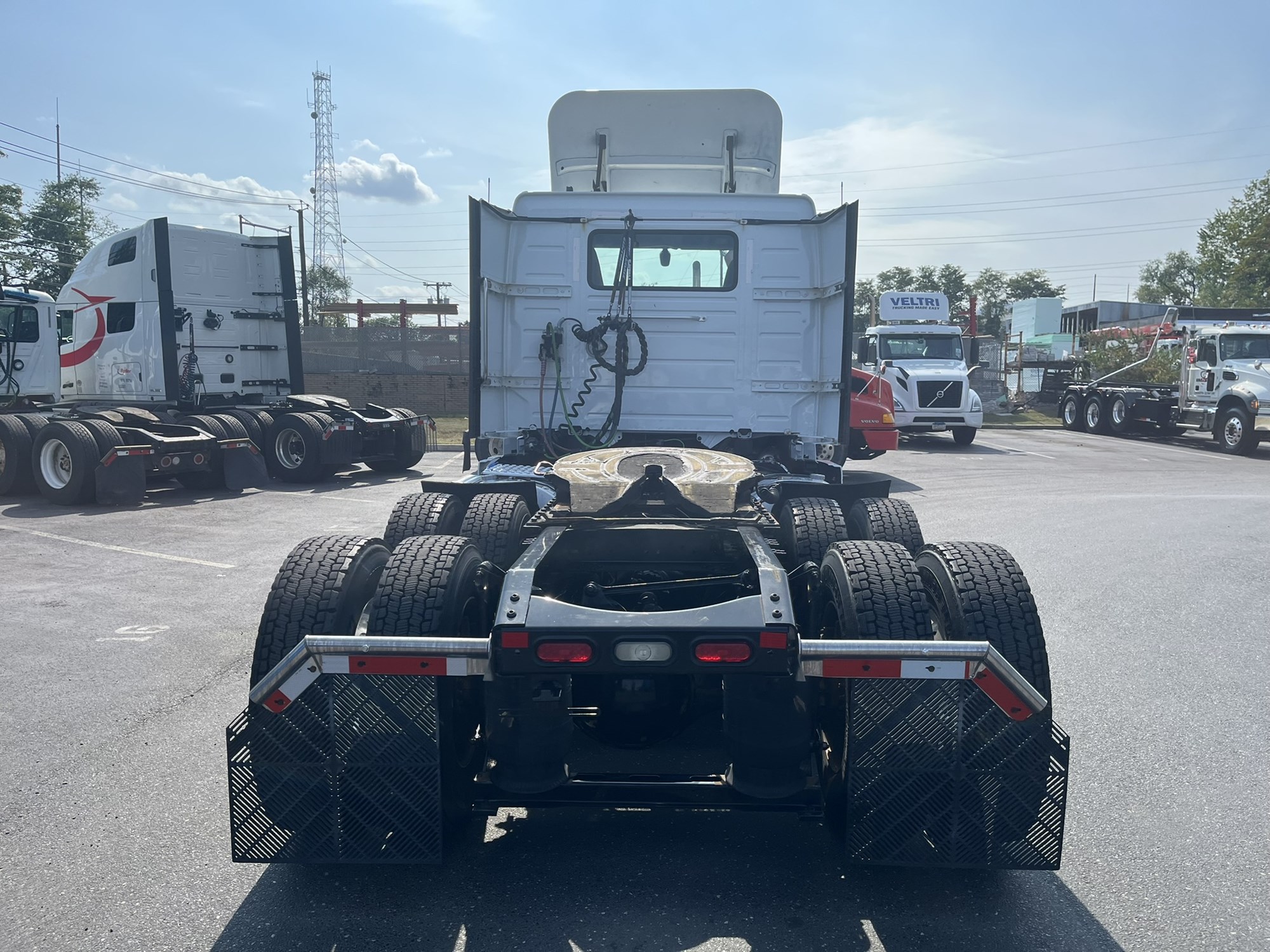 2020 VOLVO VNR - image 5 of 6
