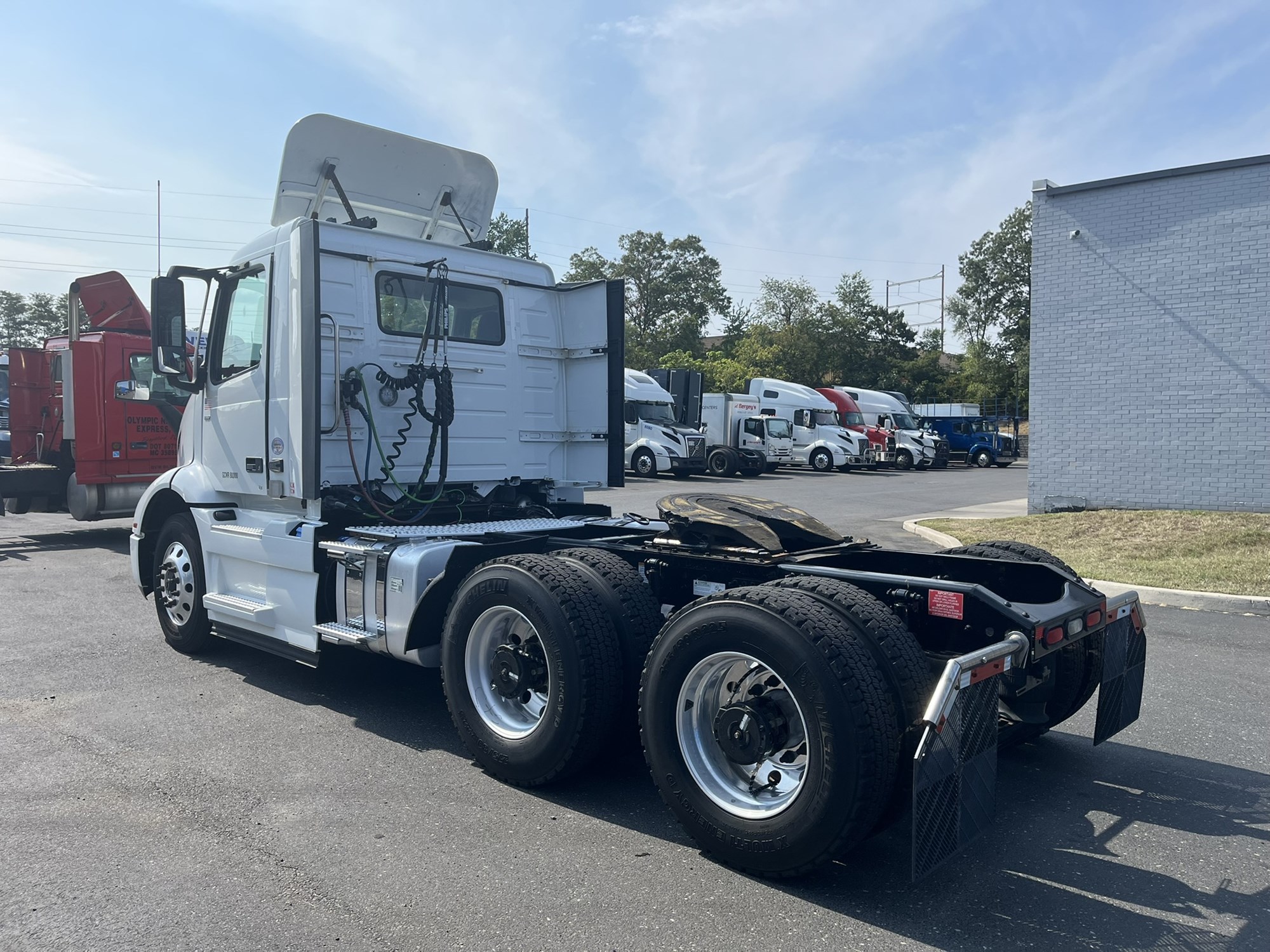 2020 VOLVO VNR - image 6 of 6