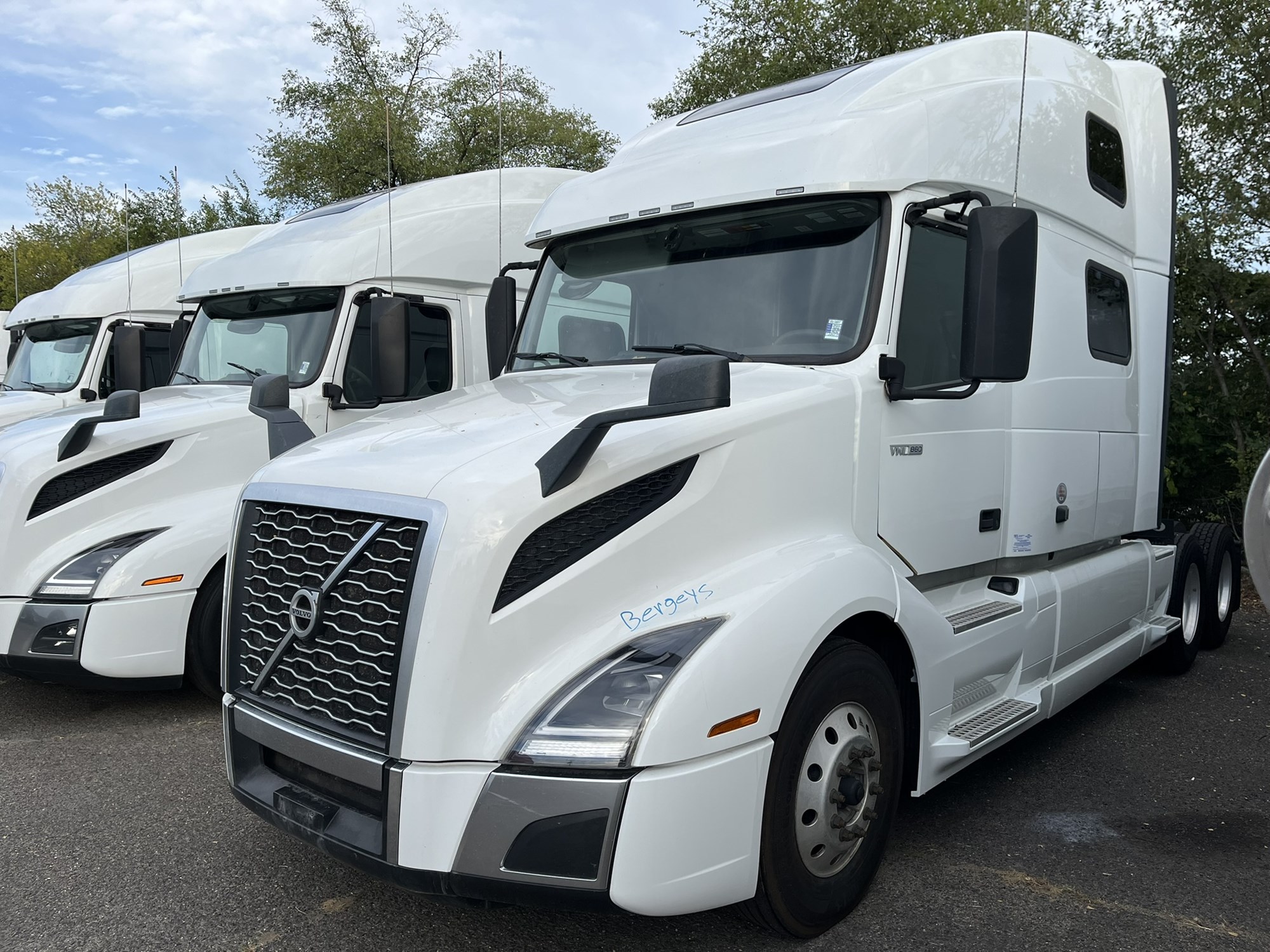 2024 Volvo VNL - image 1 of 5