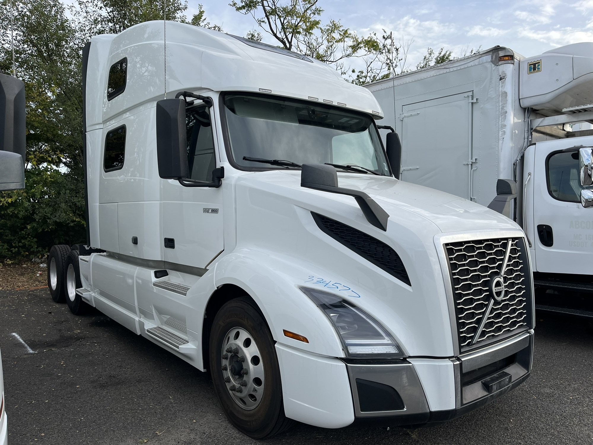 2024 Volvo VNL - image 2 of 5