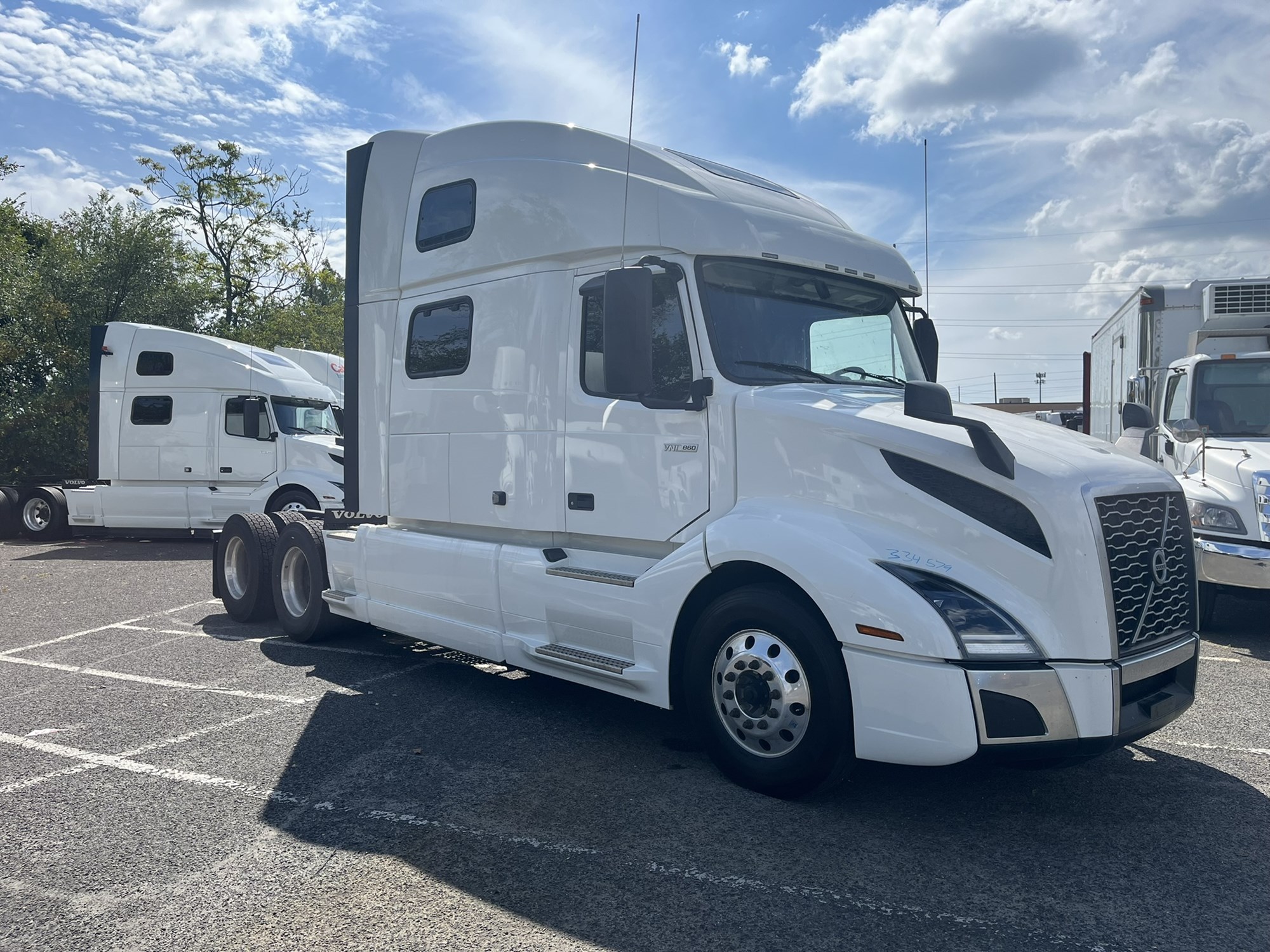 2024 Volvo VNL - image 2 of 4