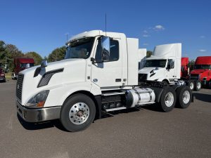2017 VOLVO VNL64T300 1000975-01