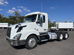 2017 VOLVO VNL64T300 1000976-01