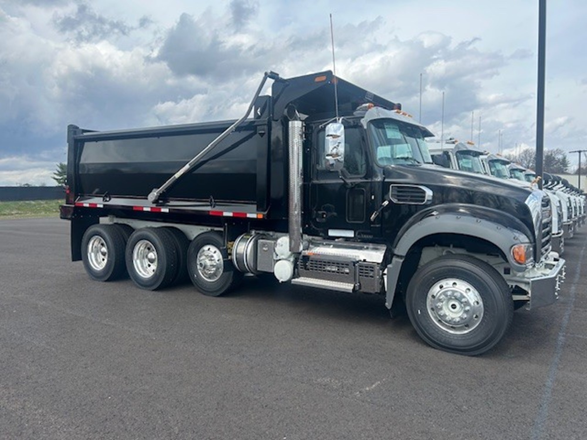 2025 MACK GR64F - image 1 of 1