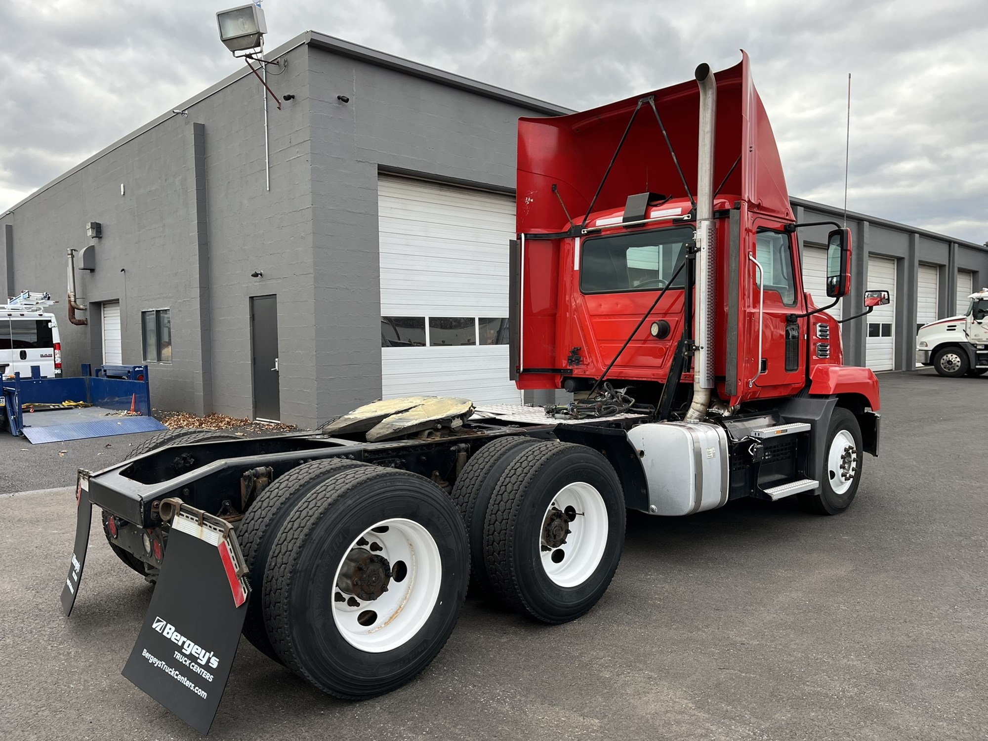 2020 MACK AN64T 2020 MACK AN64T - image 4 of 6