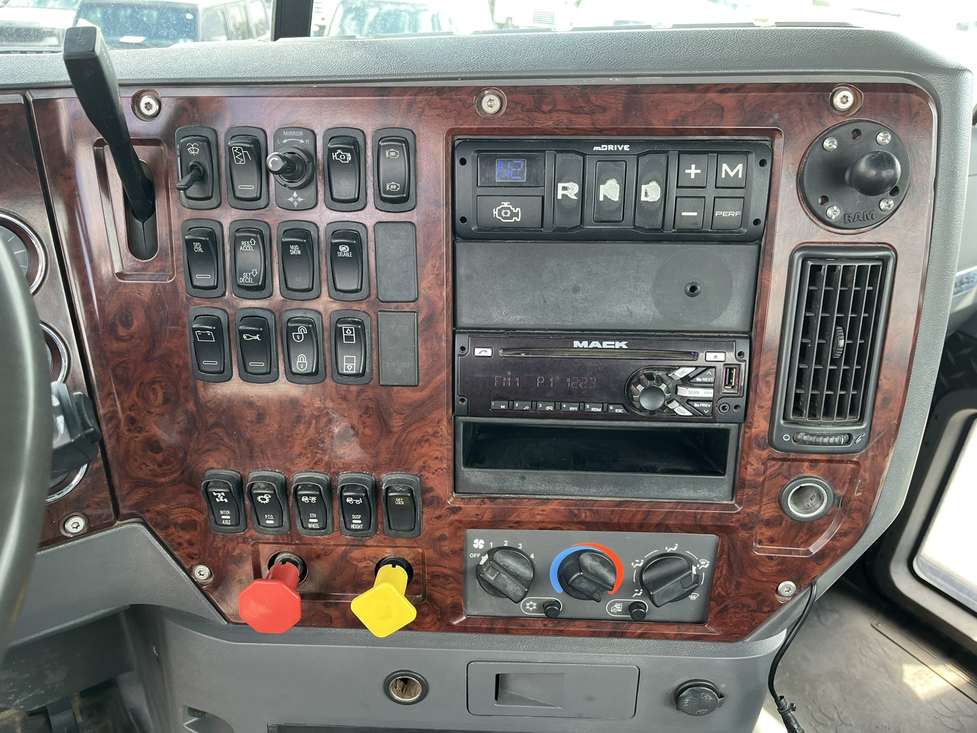 2017 MACK CHU613 2017 MACK CHU613 - image 5 of 6