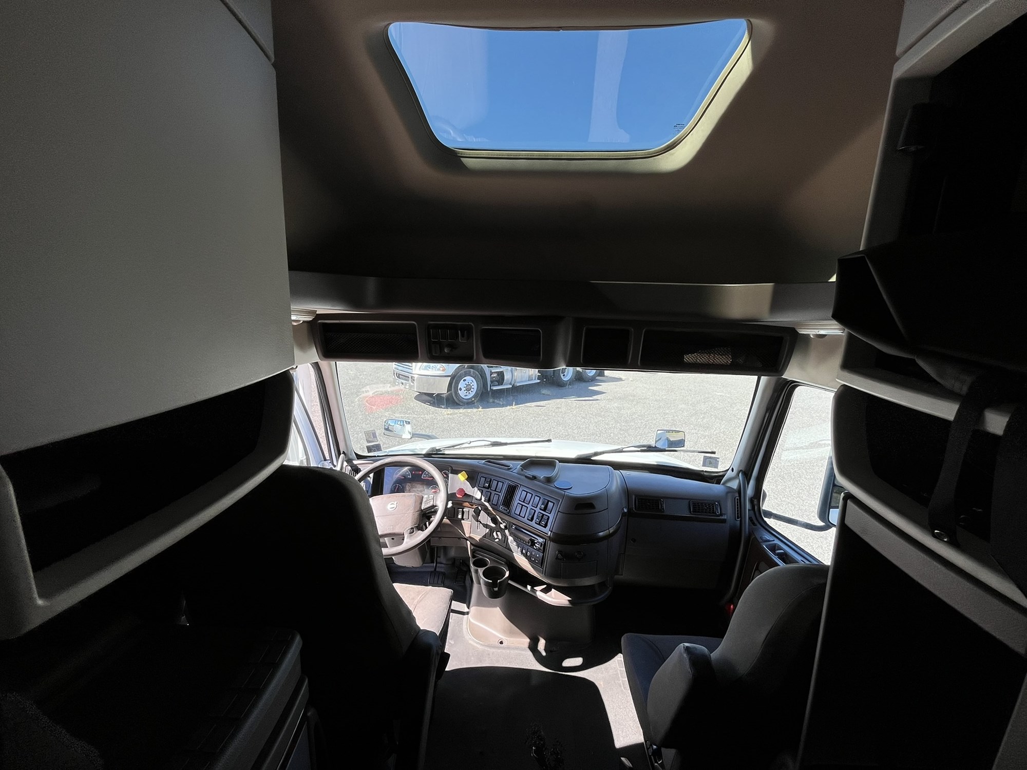 2018 VOLVO VNL64T670 1000991-12 2018 VOLVO VNL64T670 1000991-12