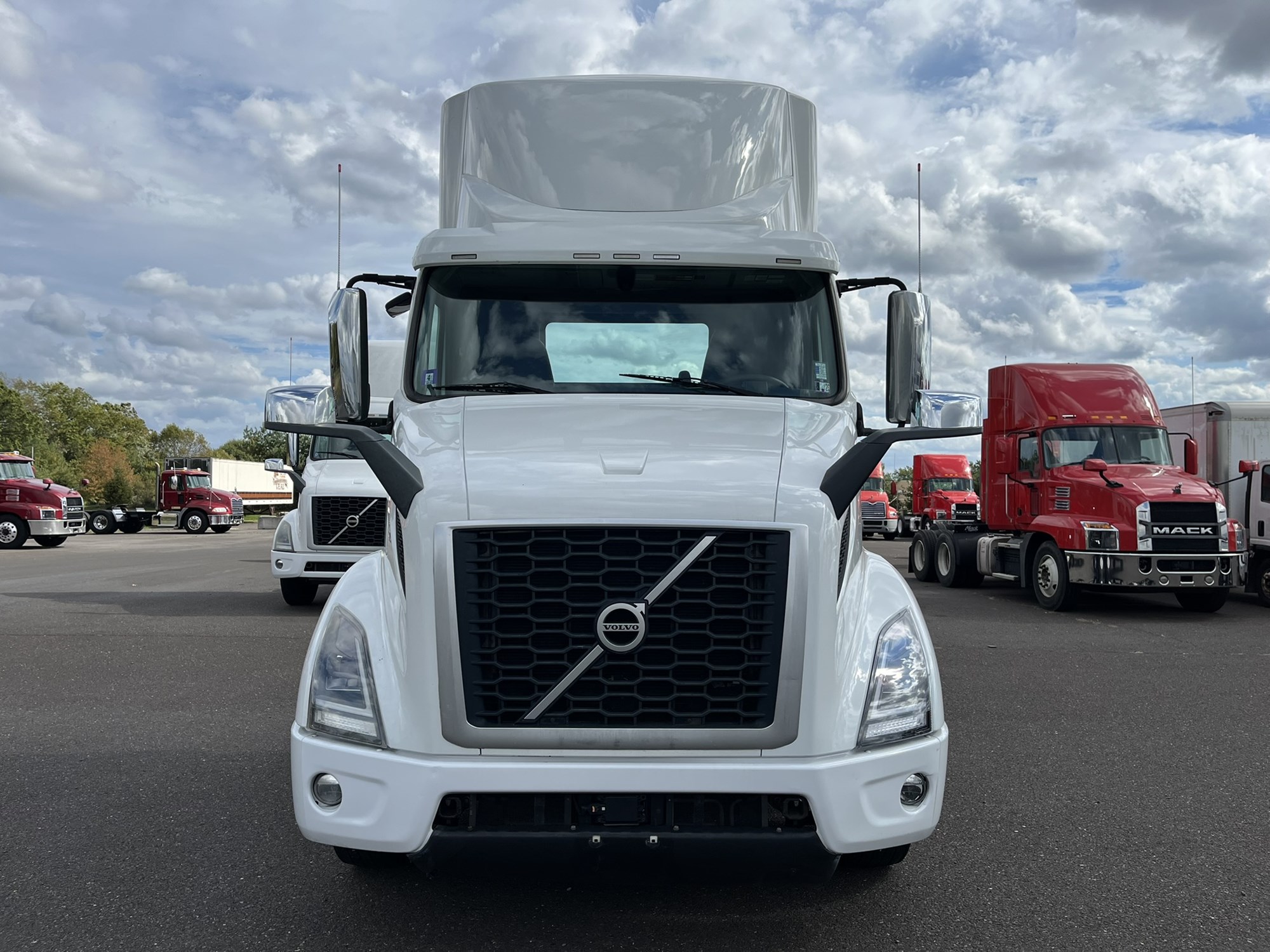 2019 VOLVO VNR64T300 2019 VOLVO VNR64T300 - image 2 of 6