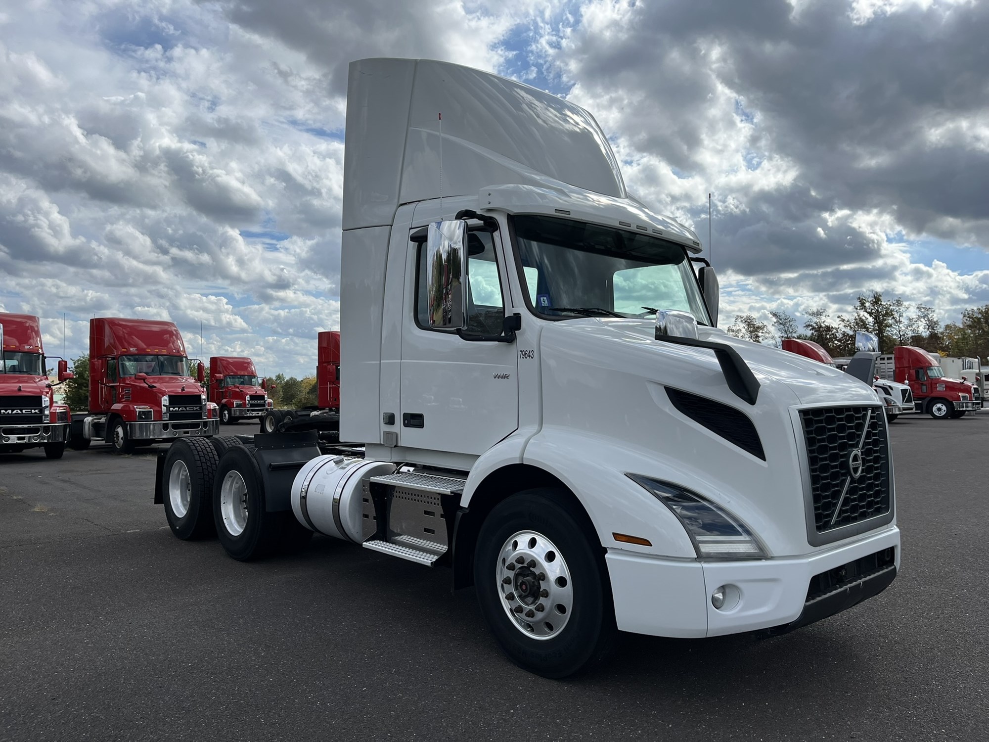 2019 VOLVO VNR64T300 2019 VOLVO VNR64T300 - image 3 of 6