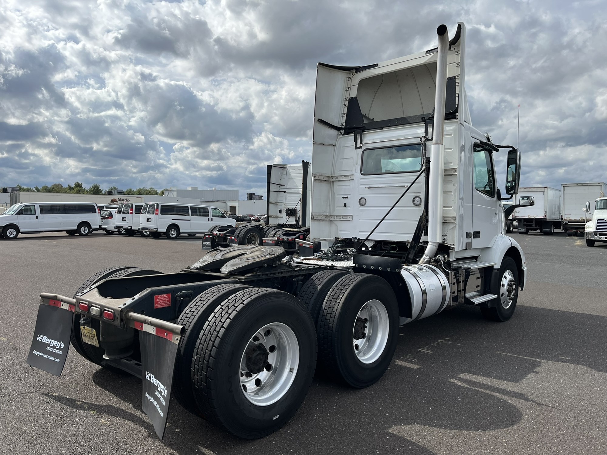 2019 VOLVO VNR64T300 2019 VOLVO VNR64T300 - image 4 of 6