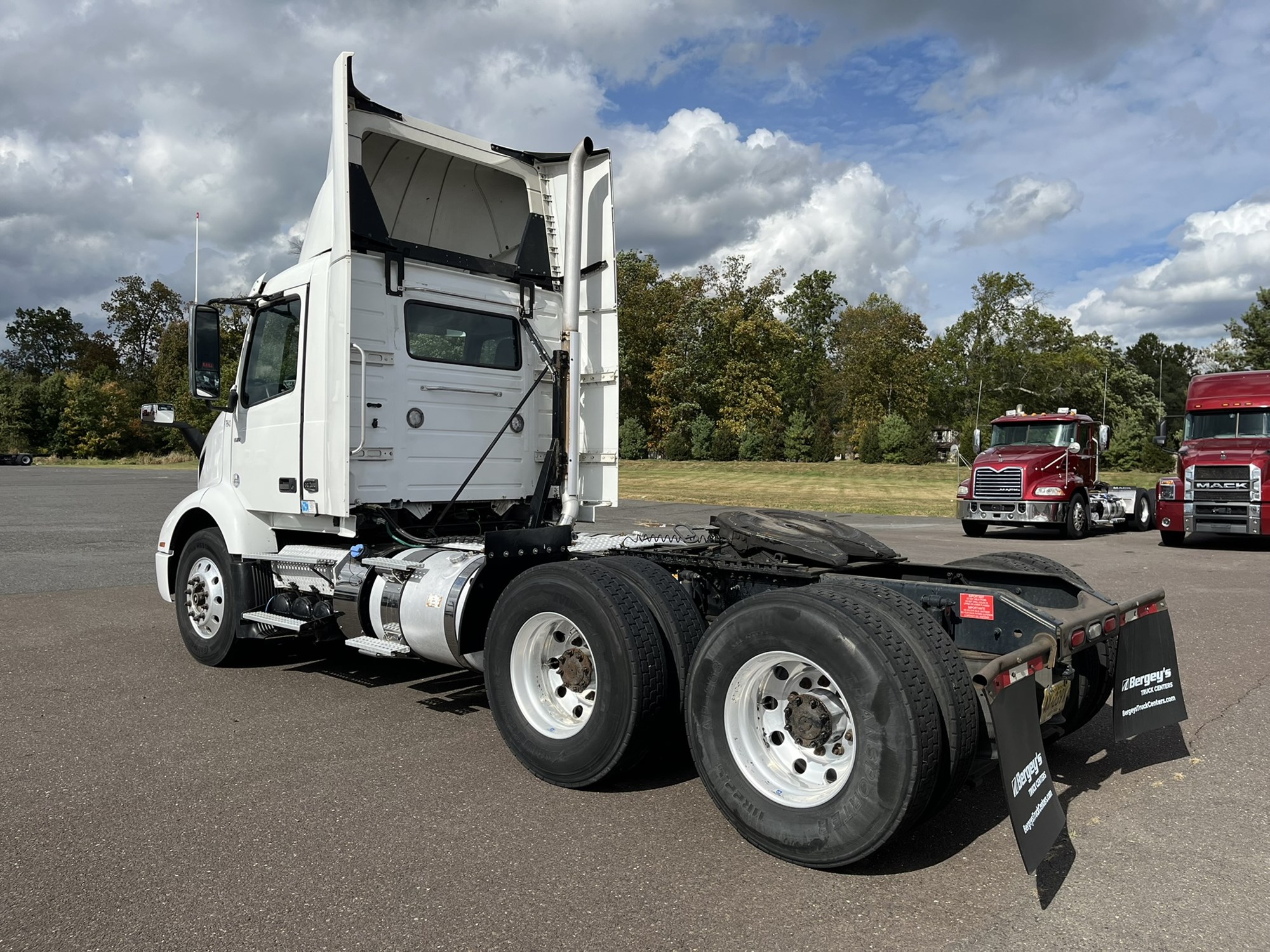 2019 VOLVO VNR64T300 2019 VOLVO VNR64T300 - image 6 of 6