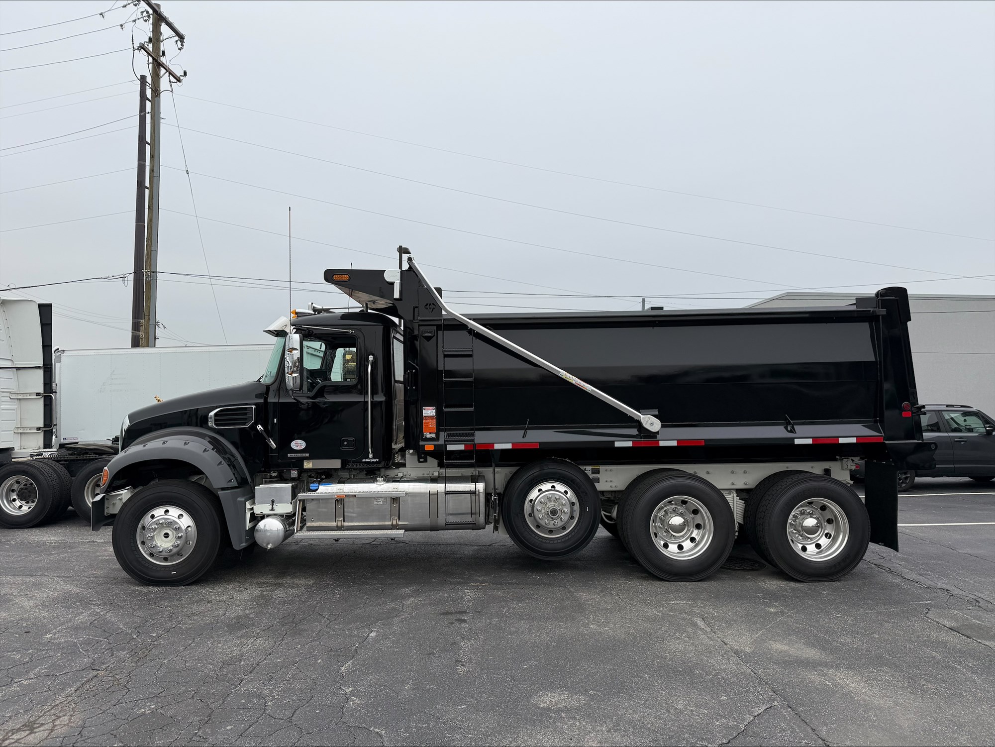 2025 MACK GR64F - image 2 of 5