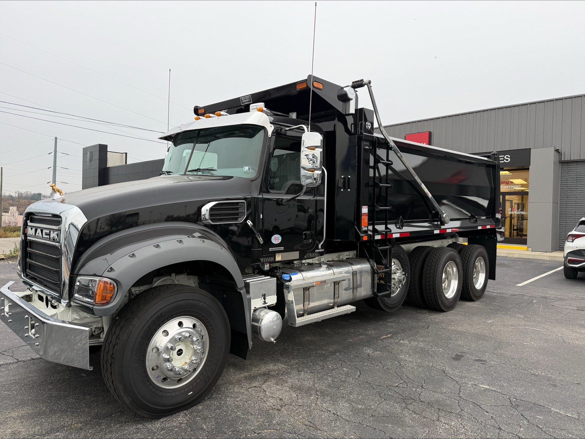 2025 MACK GR64F - image 3 of 5