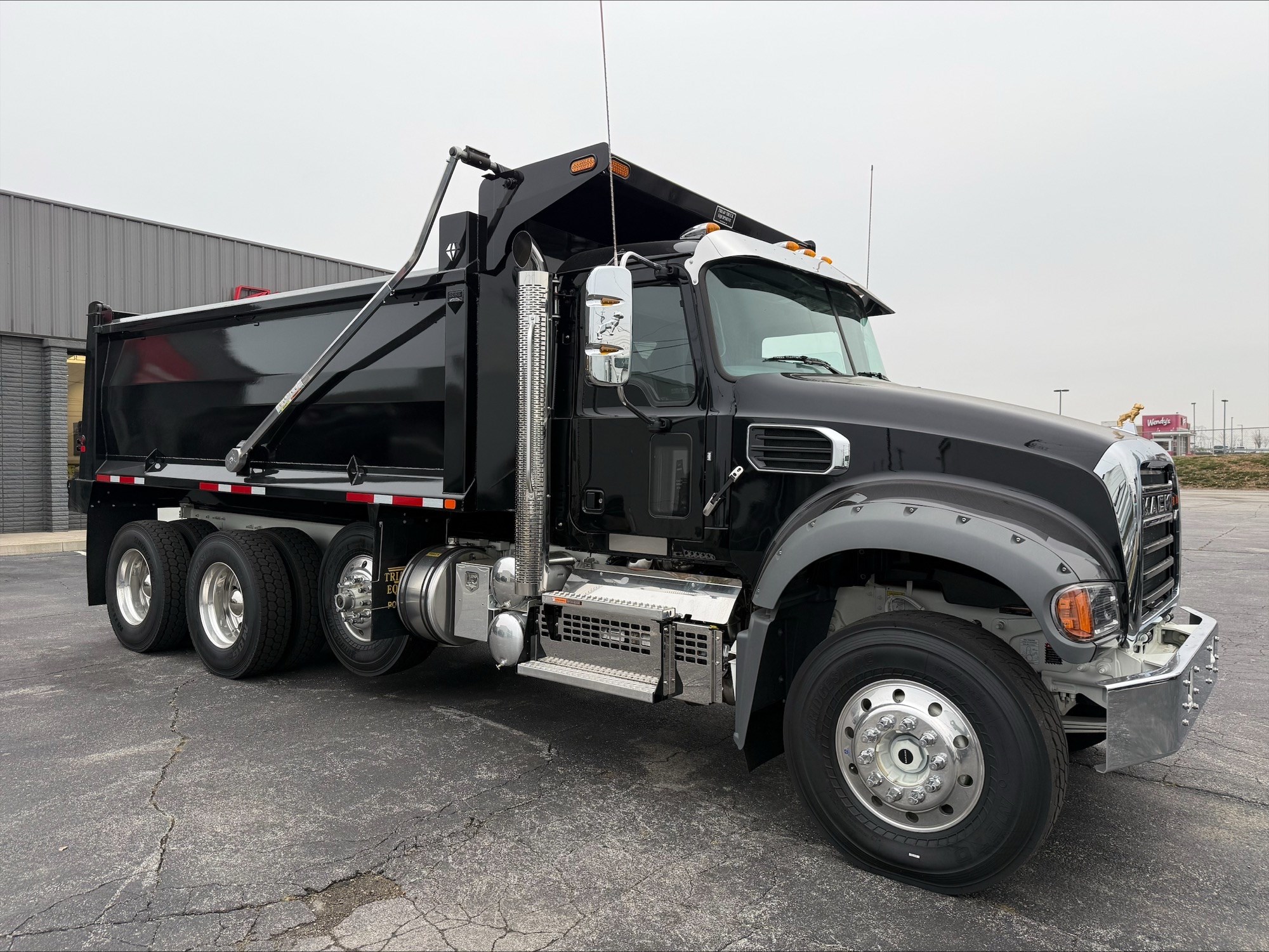 2025 MACK GR64F - image 4 of 5