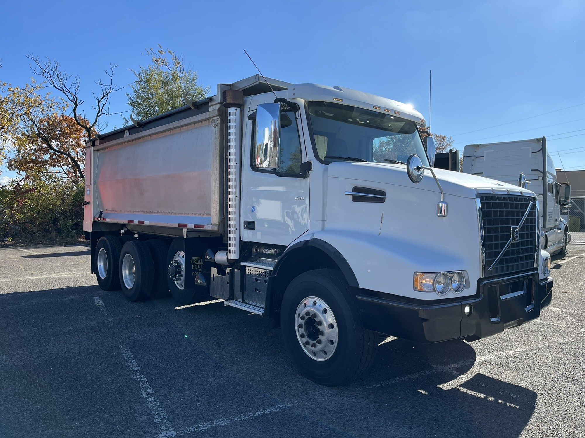 2019 VOLVO VHD 2019 VOLVO VHD - image 3 of 6
