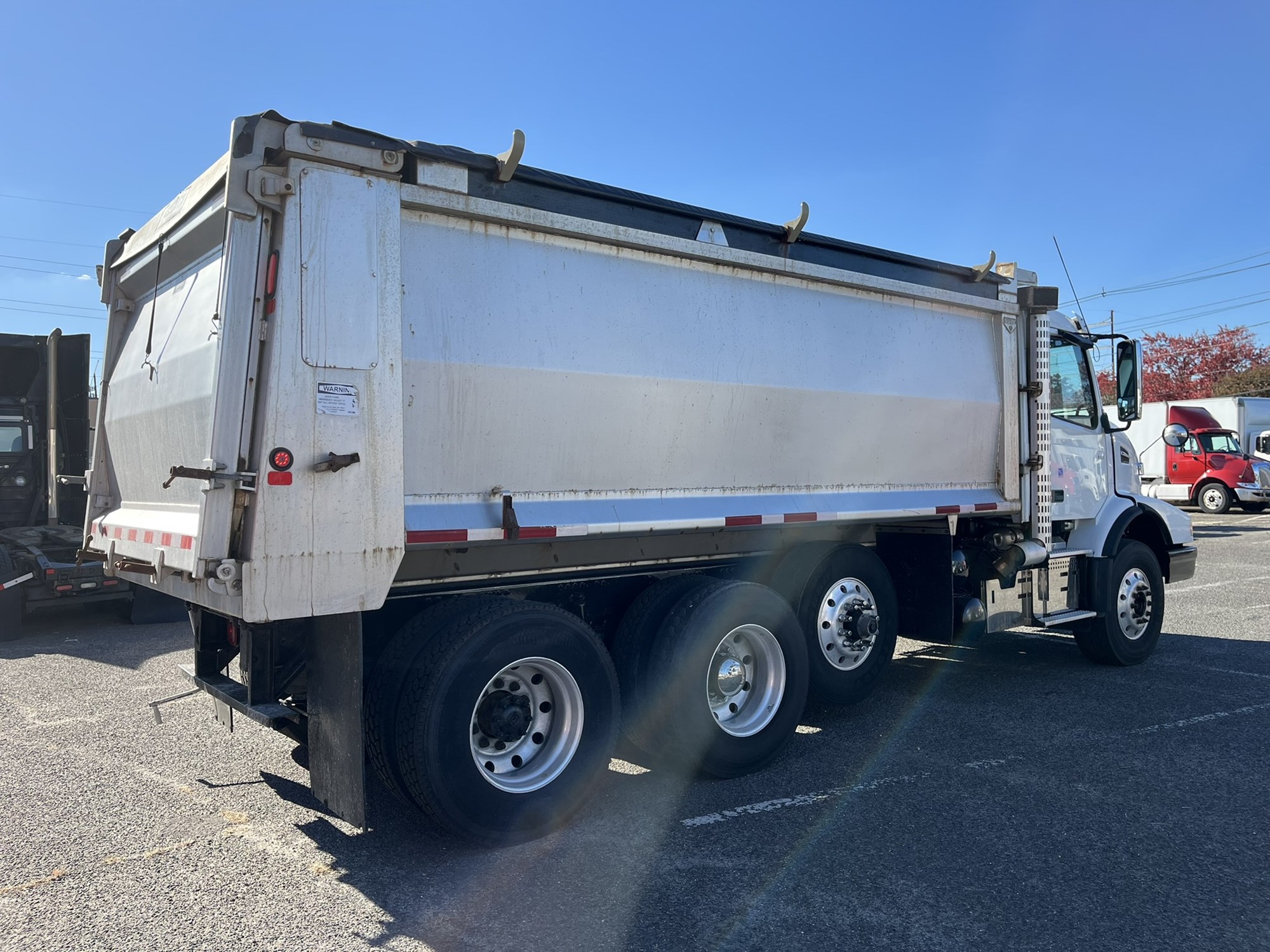 2019 VOLVO VHD 2019 VOLVO VHD - image 4 of 6