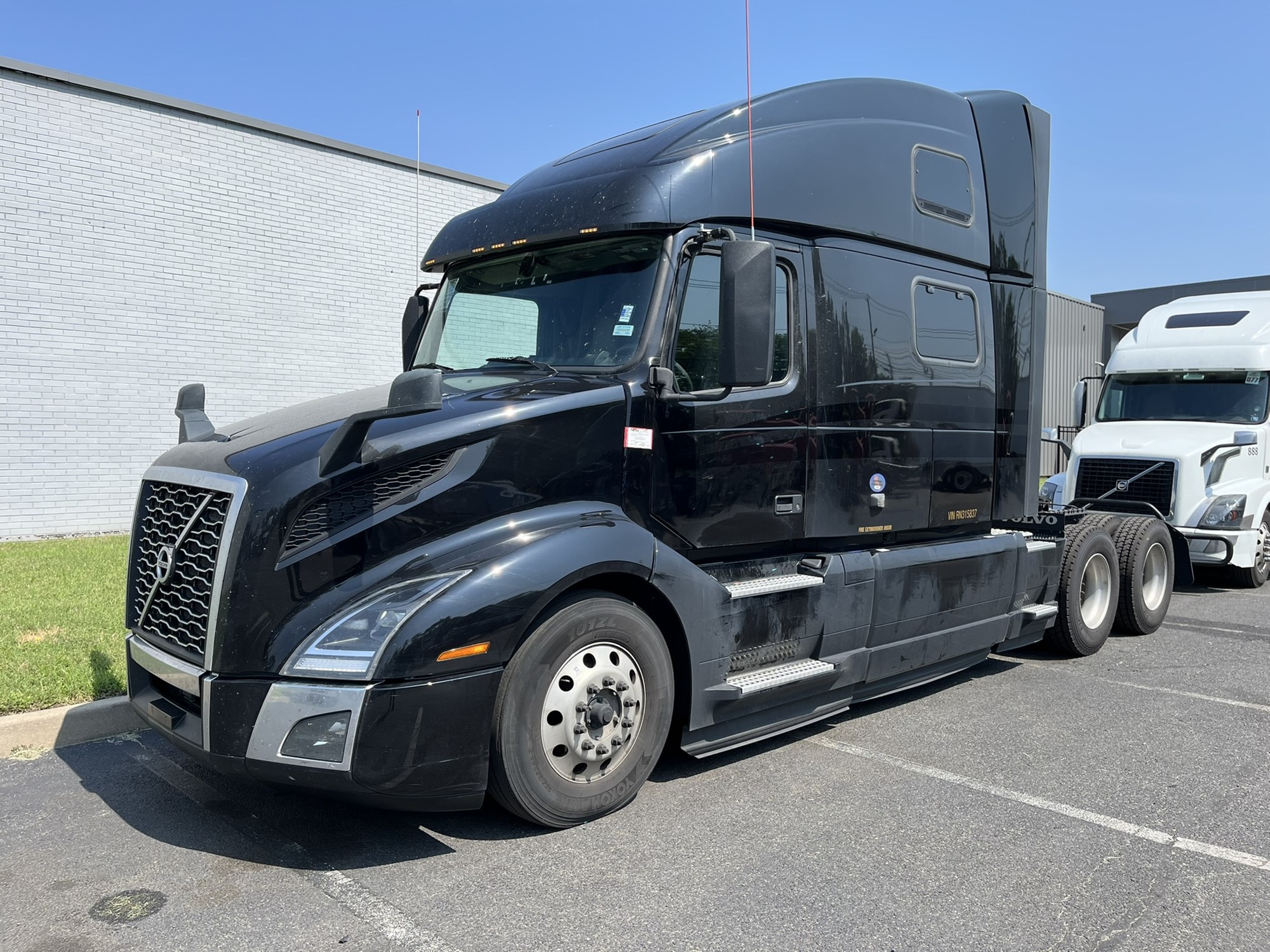 2024 Volvo VNL860 2024 Volvo VNL860 - image 1 of 6